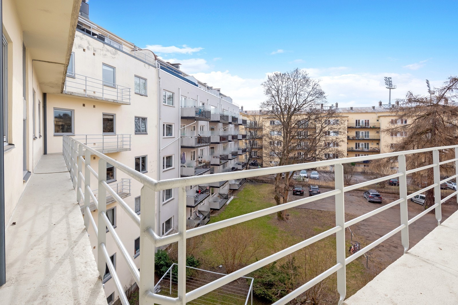 Brannbalkong ut fra vinduet på kjøkkenet. Utsynet er til den flotte bakhagen som også er til bruk for beboerne. Galleribilde