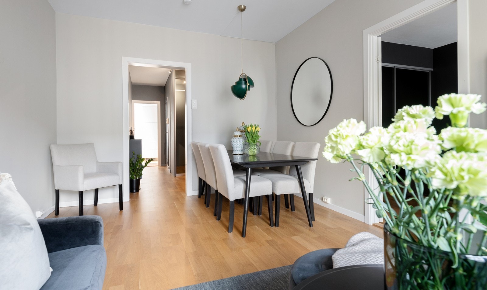 Hyggelig stue med god plass til stort spisebord, sofa, tv-benk og tilhørende møbler. Galleribilde