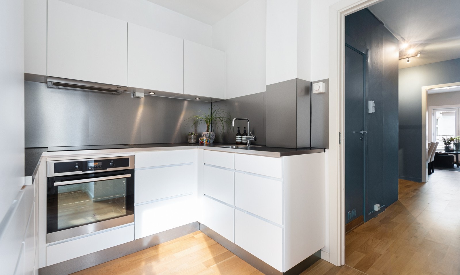 Et flott kjøkken med slette fronter. Integrert hvitevarer som platetopp, stekeovn, oppvaskmaskin og kjøleskap/frys. Galleribilde