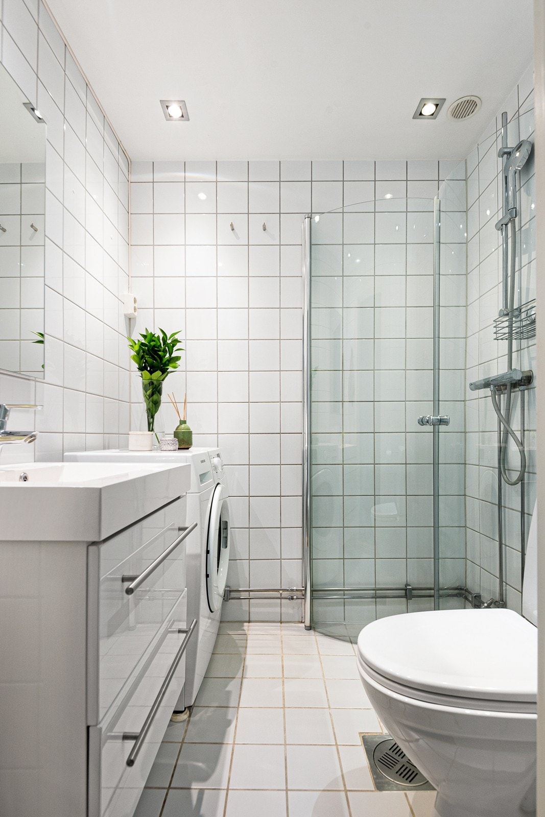 Flislagt bad med varmekabler på gulv. Nedsenket himling med spotter i tak. Galleribilde