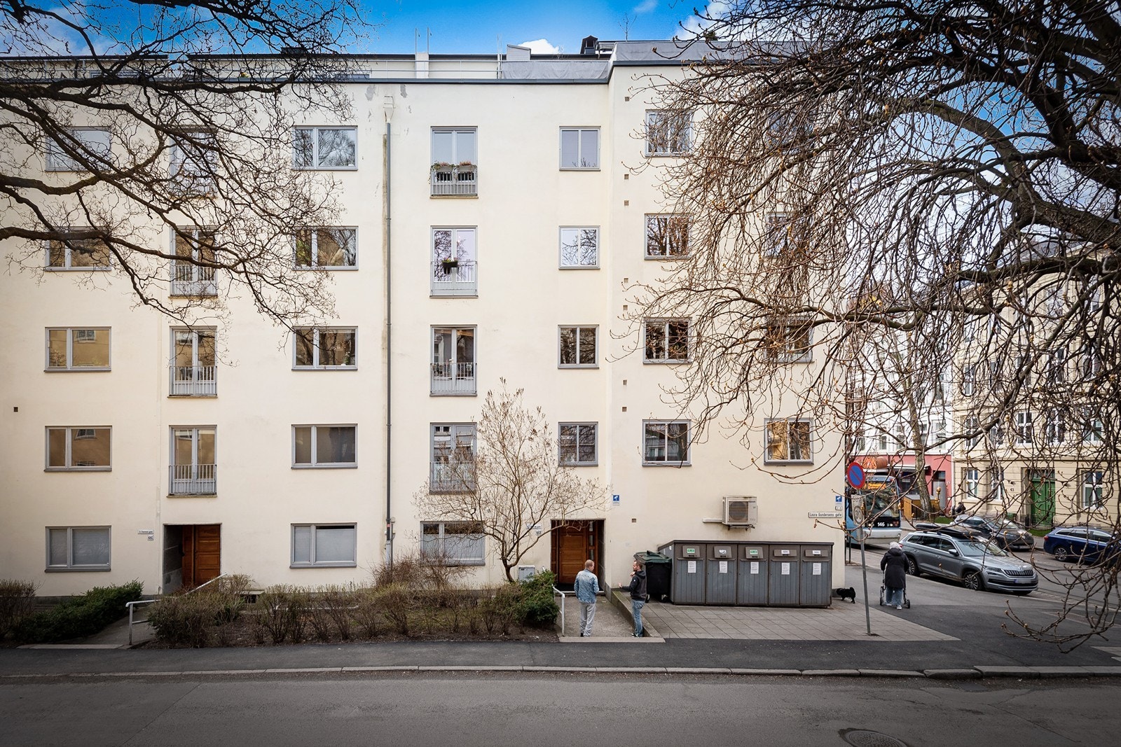 Thereses gate 44B. Fasaden vender mot Laura Gundersens gate. Inngang i Laura Gundersens gate. Galleribilde