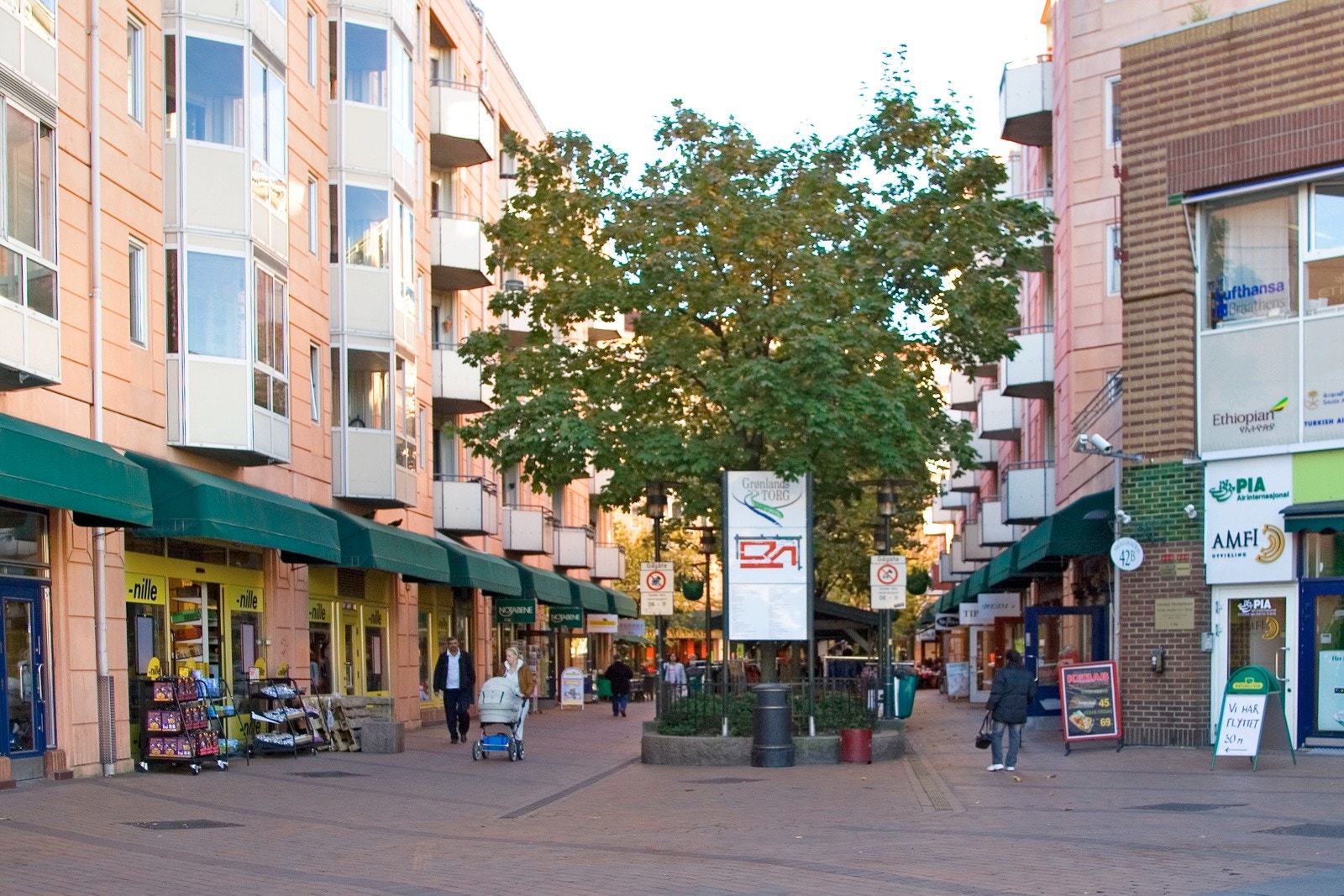 Grønland torg med alle fasiliteter. Galleribilde