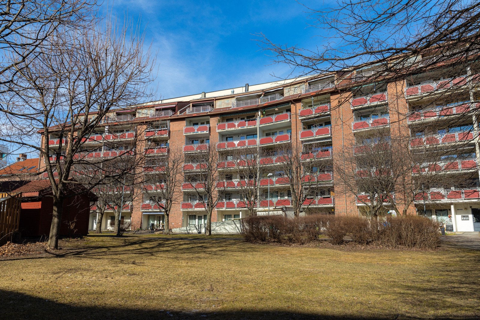 Boligen ligger i et moderne bygg fra 1988. Galleribilde