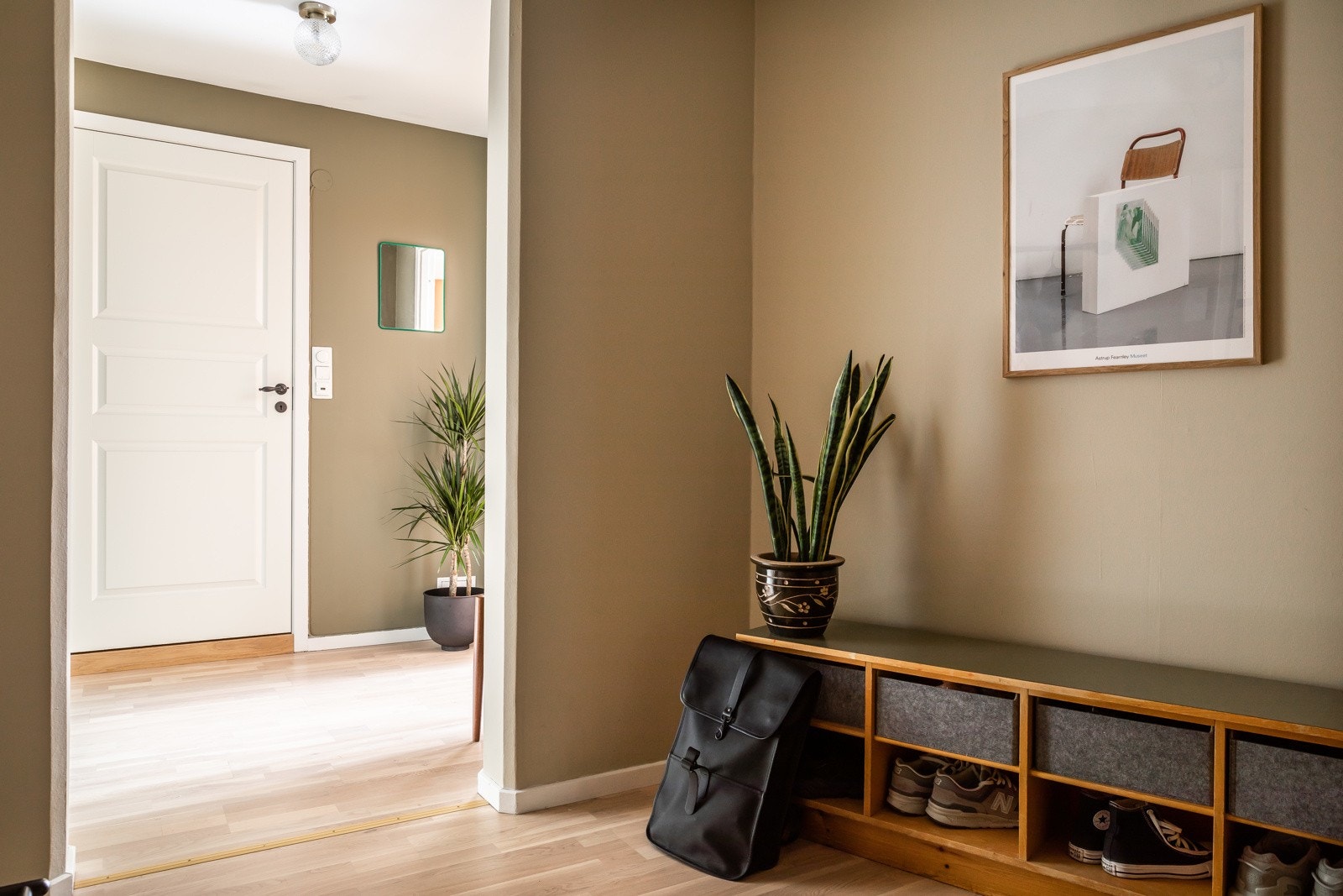 Moderne fargevalg gjennomgående for hele boligen. Galleribilde