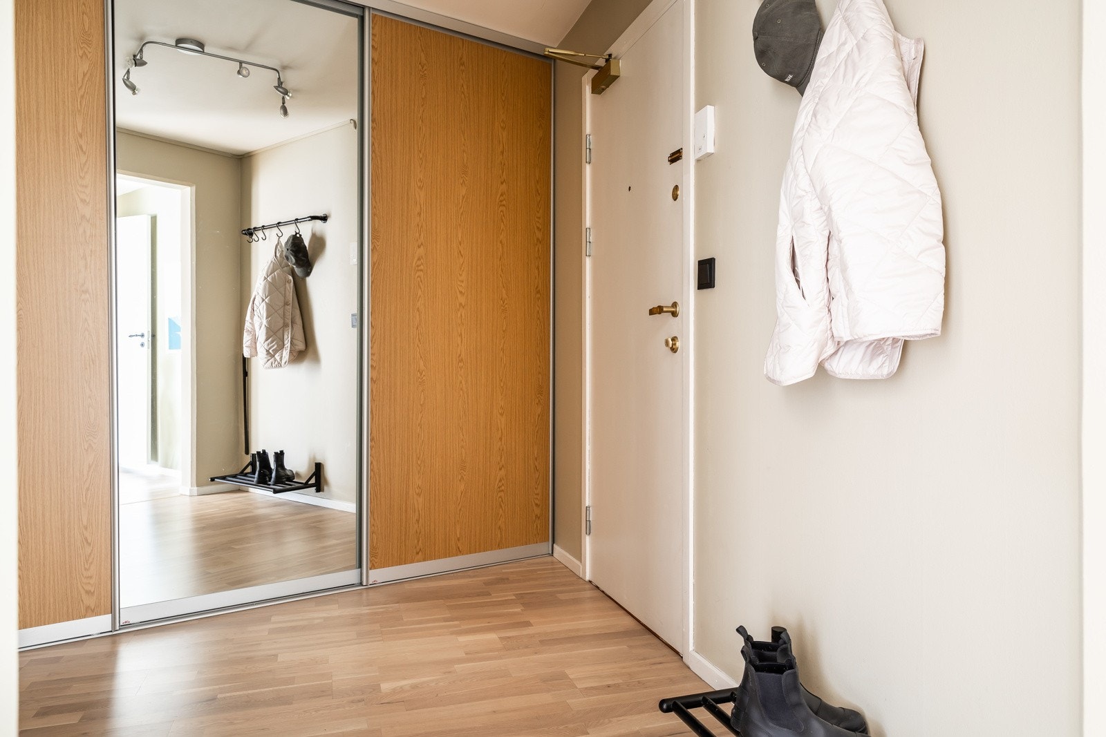 Skyvedørsgarderobe i entreen gir godt med lagringsplass. Galleribilde