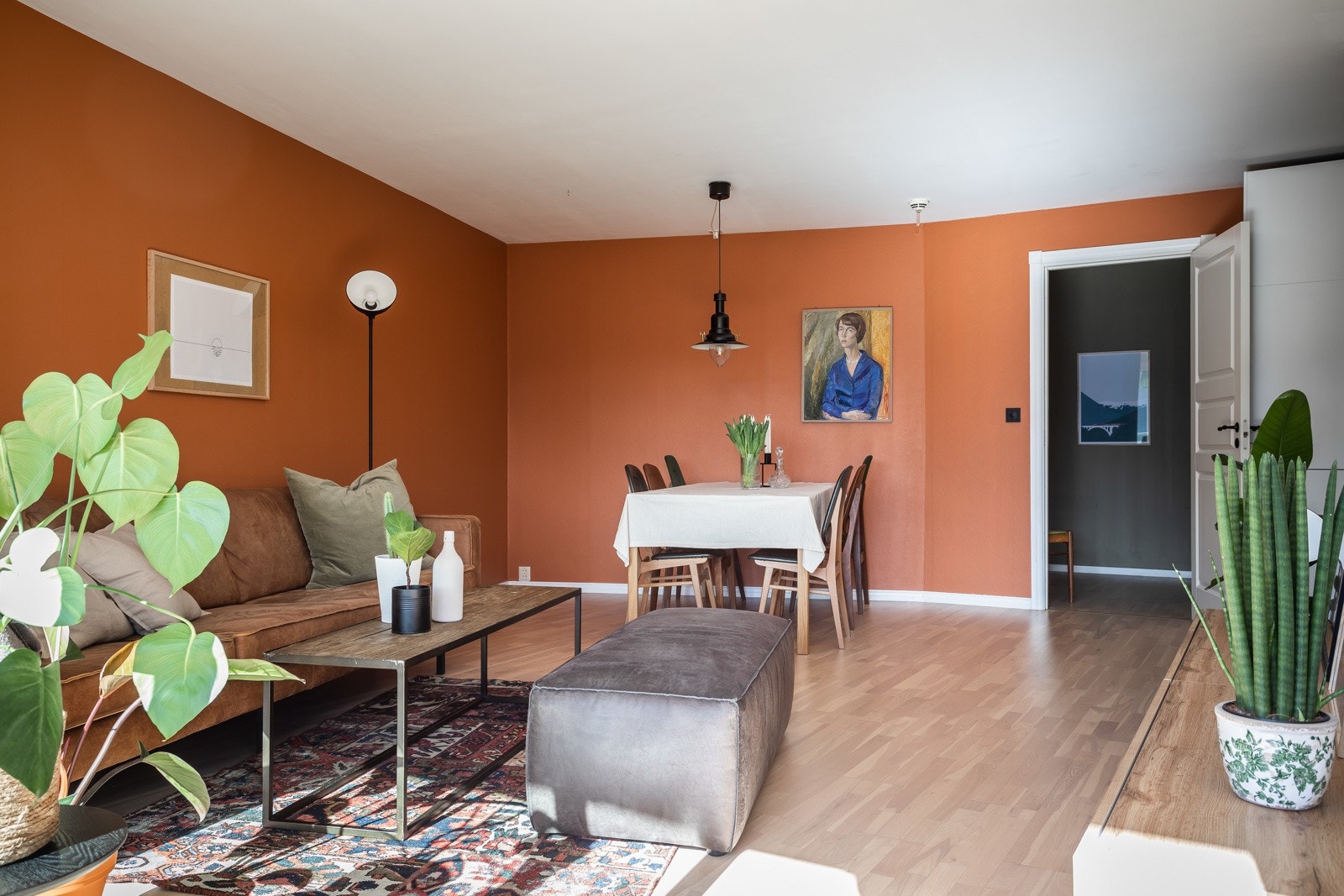 Plass til spisestue og sofagruppe. Galleribilde