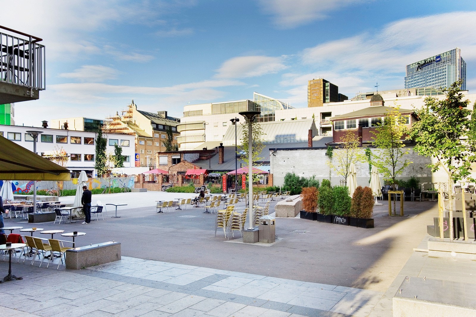 Teaterplassen finner du bl.a. Grønland Gym, som er en restaurant og bar med shuffleboard, dart og bordtennis. Galleribilde
