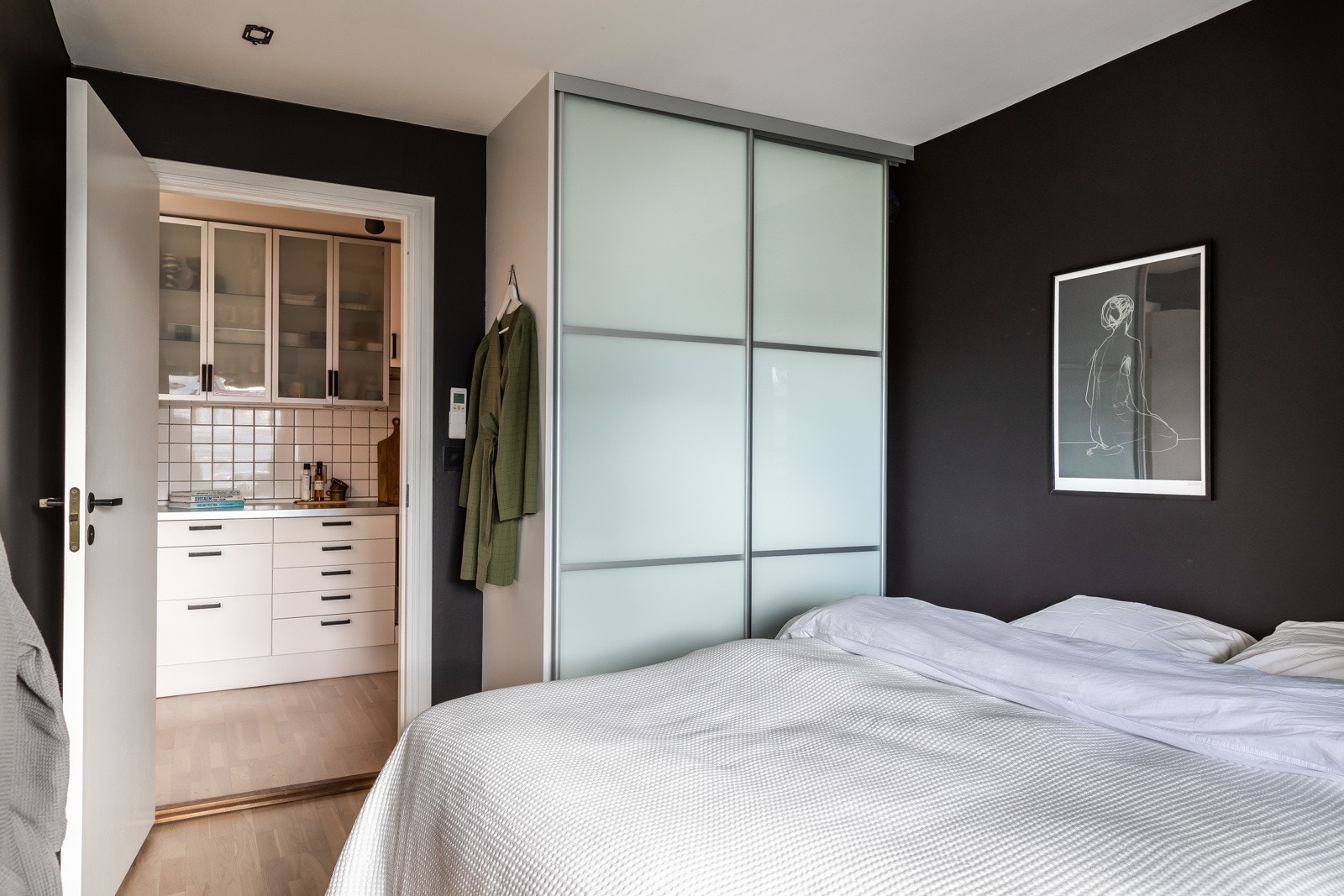 Skyvedørsgarderobe på begge sider av rommet. Galleribilde