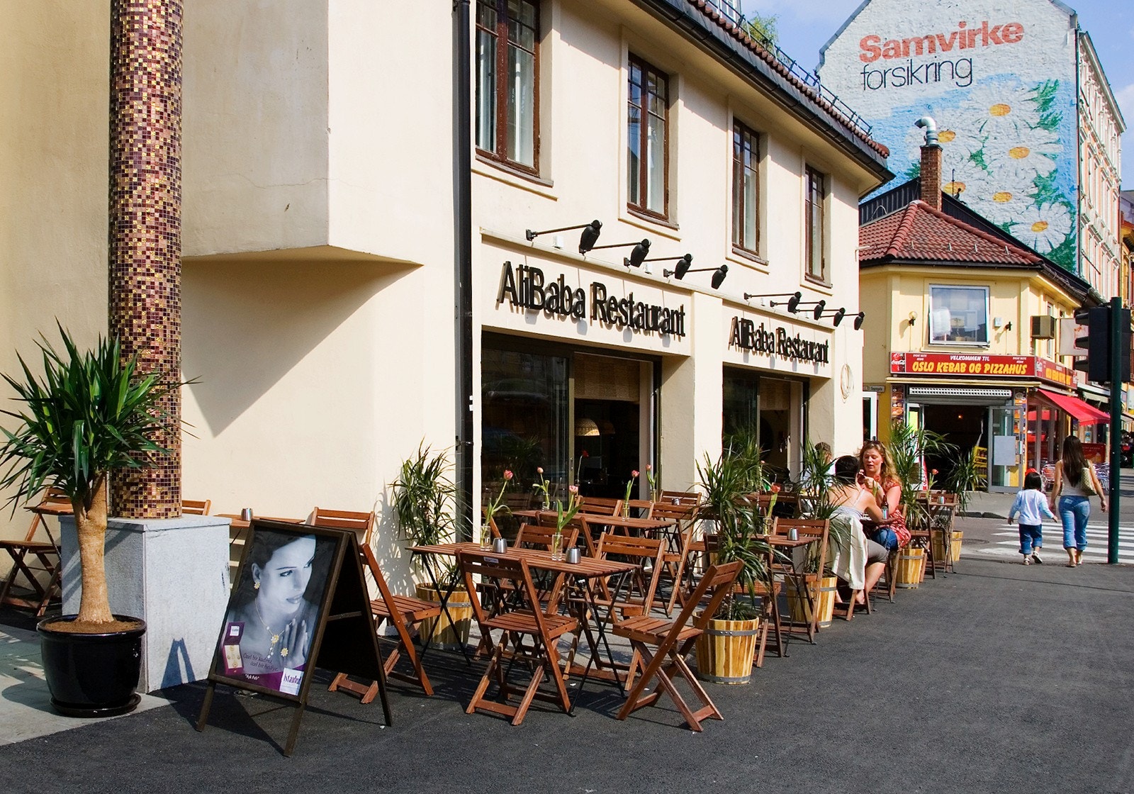 På Grønland er det et stort utvalg av kafeer og restauranter. Her har du Alibaba restaurant med Tyrkisk Grill og Steak. Galleribilde