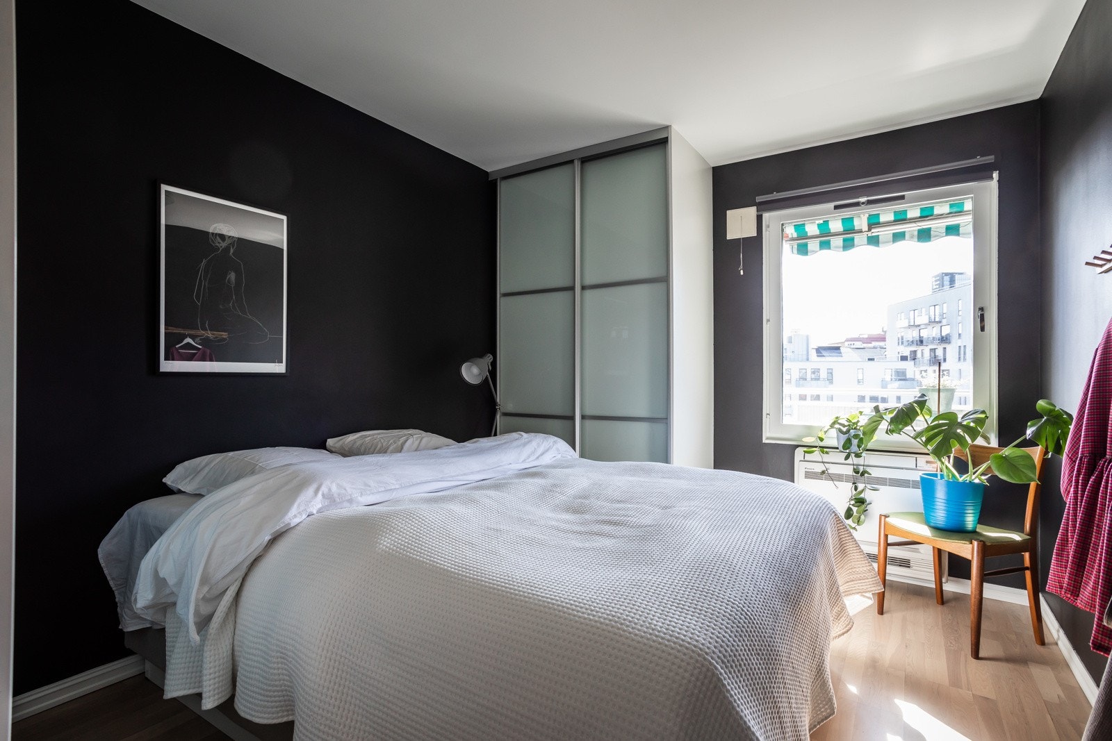 Soverommet har slette malte vegger og skyvedørsgarderobe på 2 sider. Galleribilde