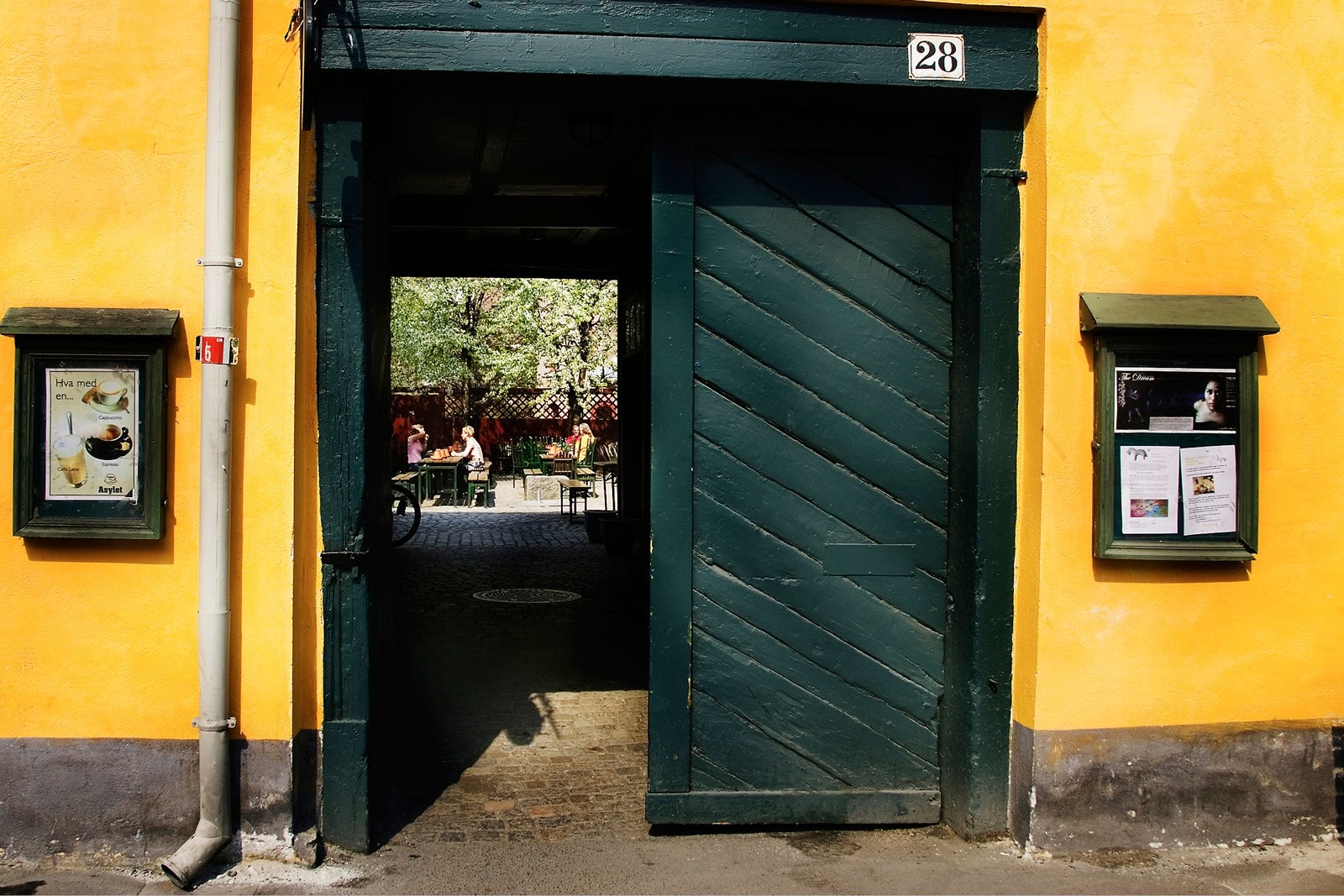 Asylet har også en koselig uteservering i bakgården. Galleribilde
