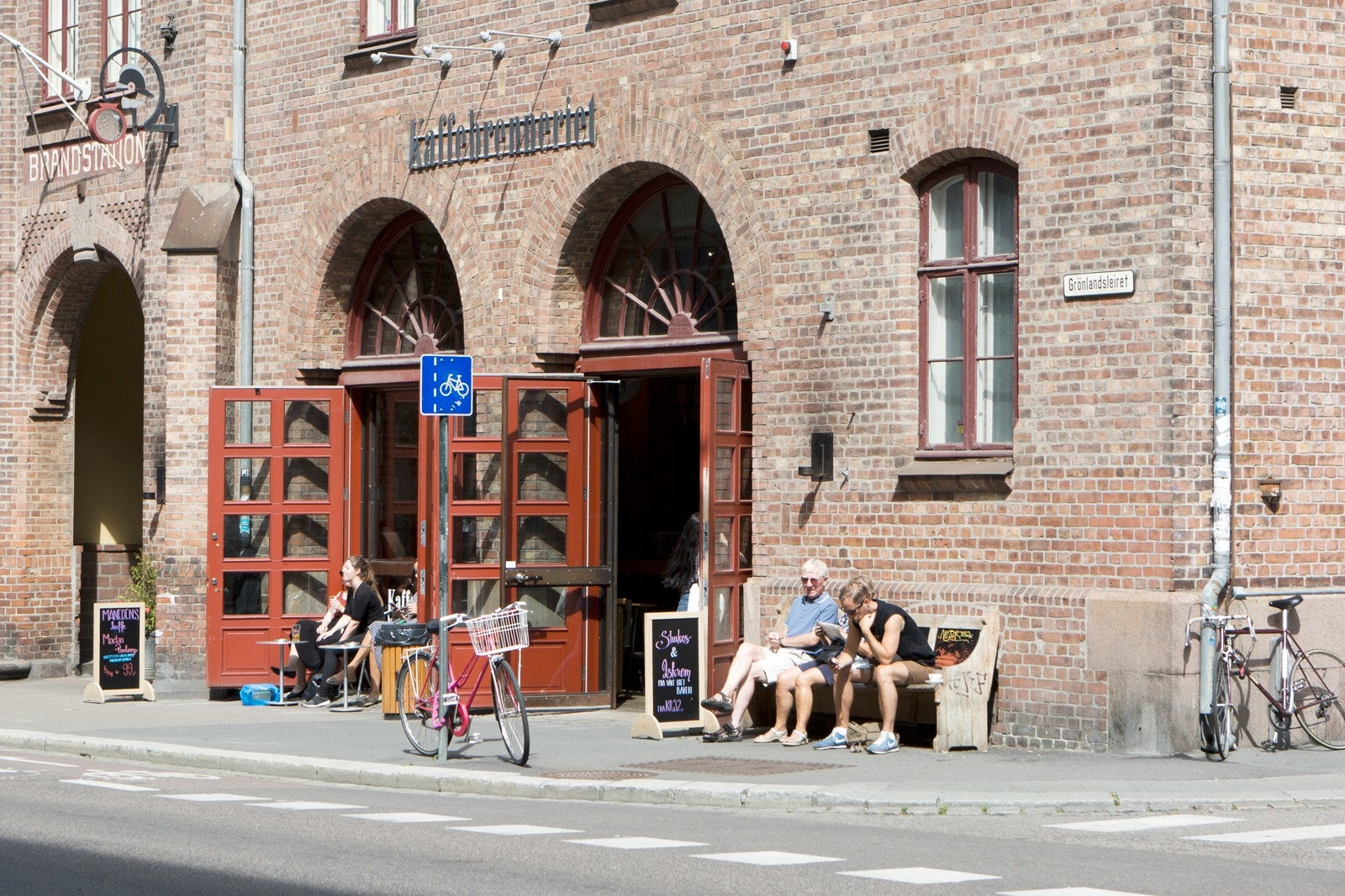 Dagens første ferskbryggede kaffekopp kan nytes på Kaffebrenneriet i den gamle brannstasjonen. Galleribilde