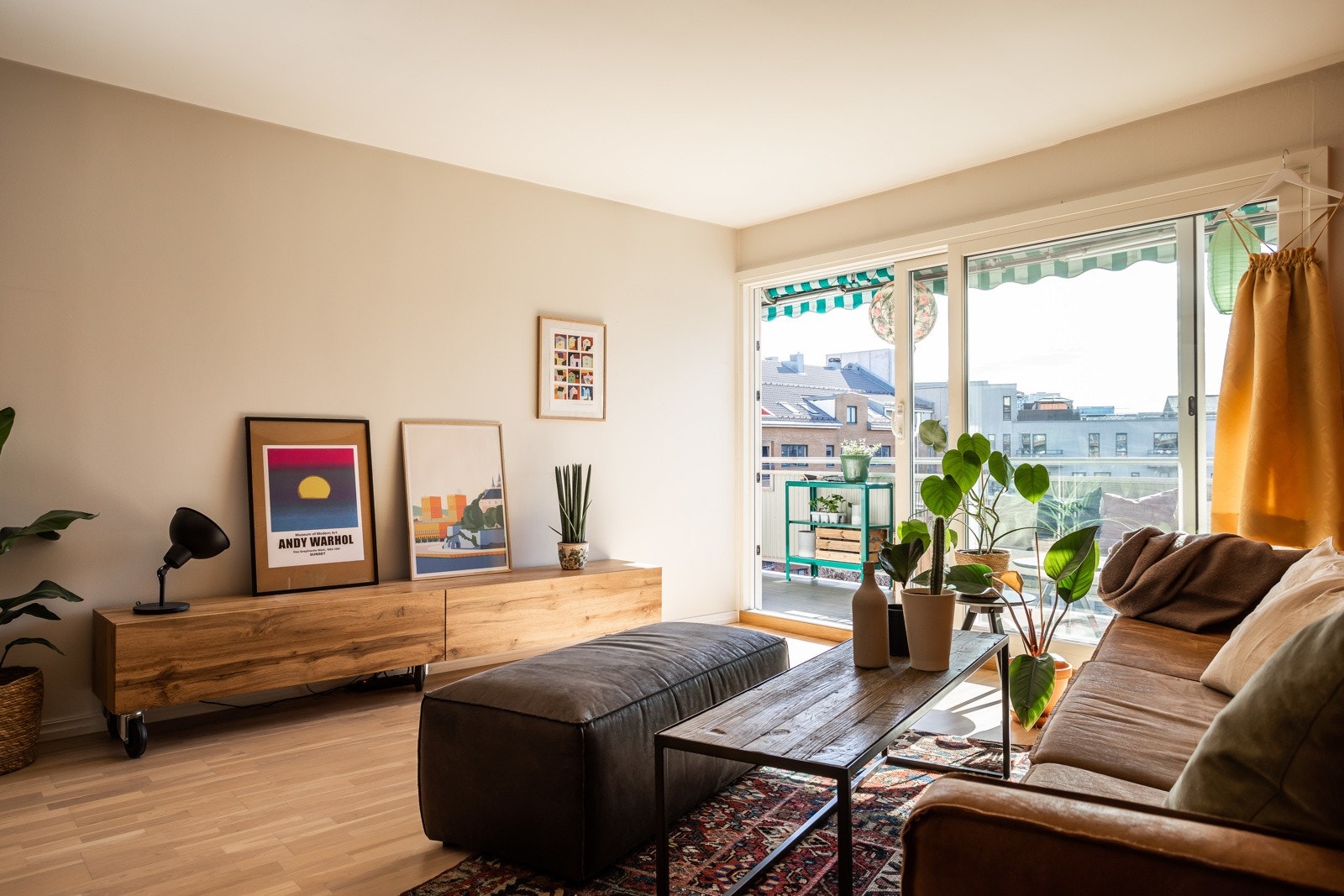 Stuen har slette vegger malt i trendy fargetoner og parkett på gulv. Galleribilde