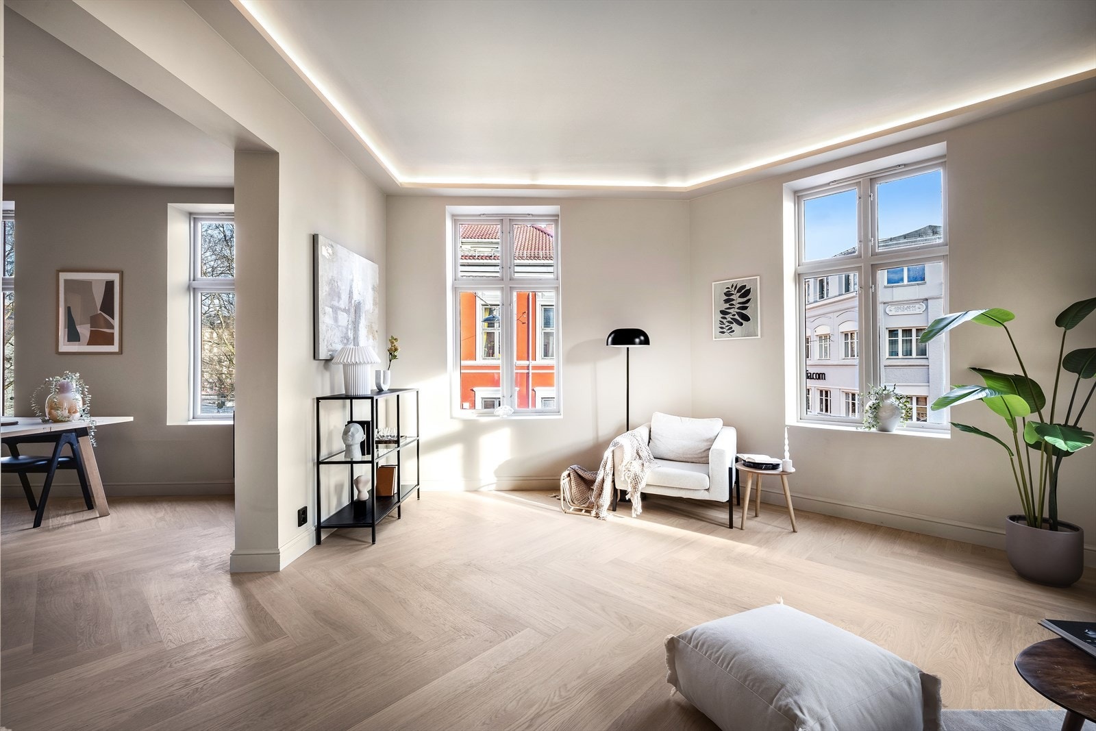 Stuen har listefrie vinduer som gir et minimalistisk uttrykk. Galleribilde