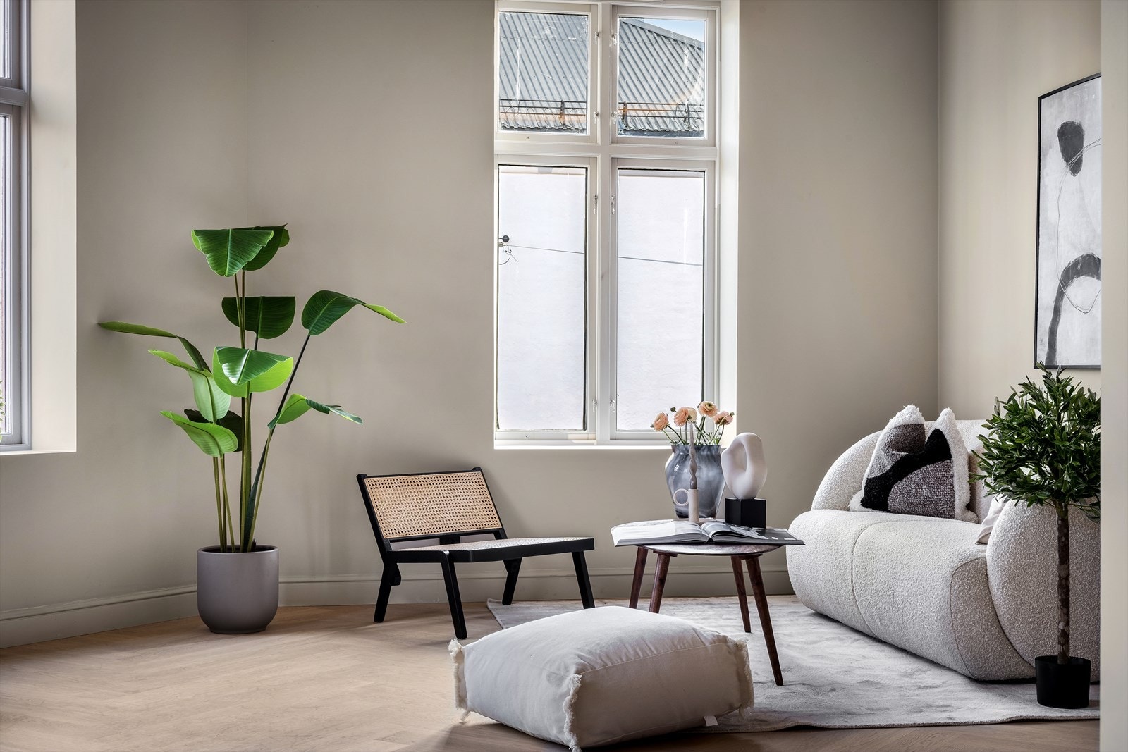 Det er god plass til sittegruppe og tilhørende møblement. Galleribilde