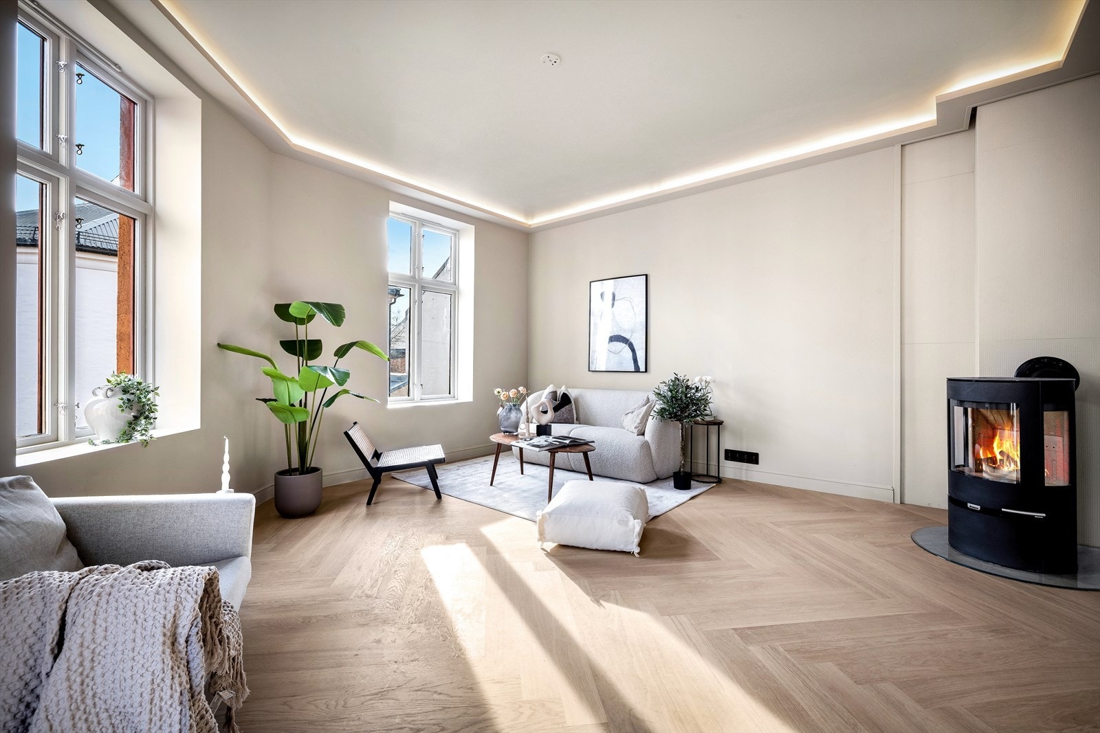 Stuen har lekker fiskebensparkett og indirekte belysning med LED-striper. Galleribilde