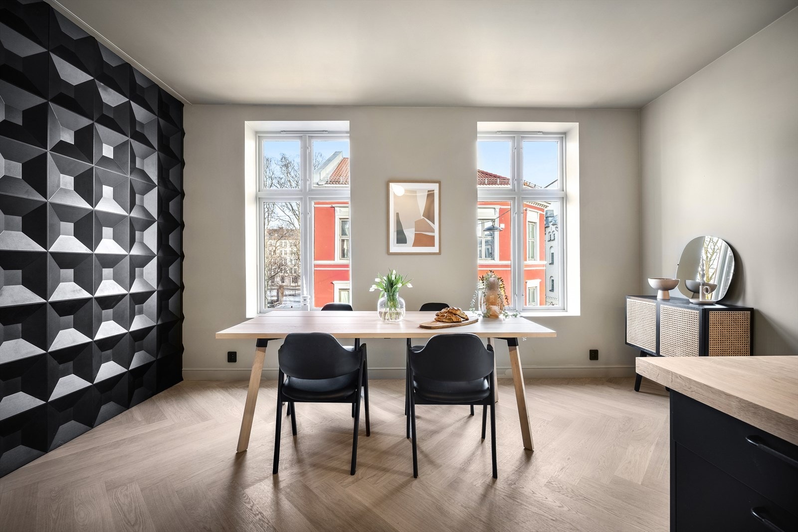 God plass til spisebord og tilhørende møblement. Galleribilde