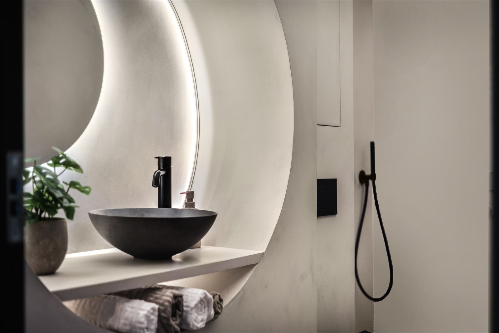 Badet har detaljer i matt sort. Galleribilde