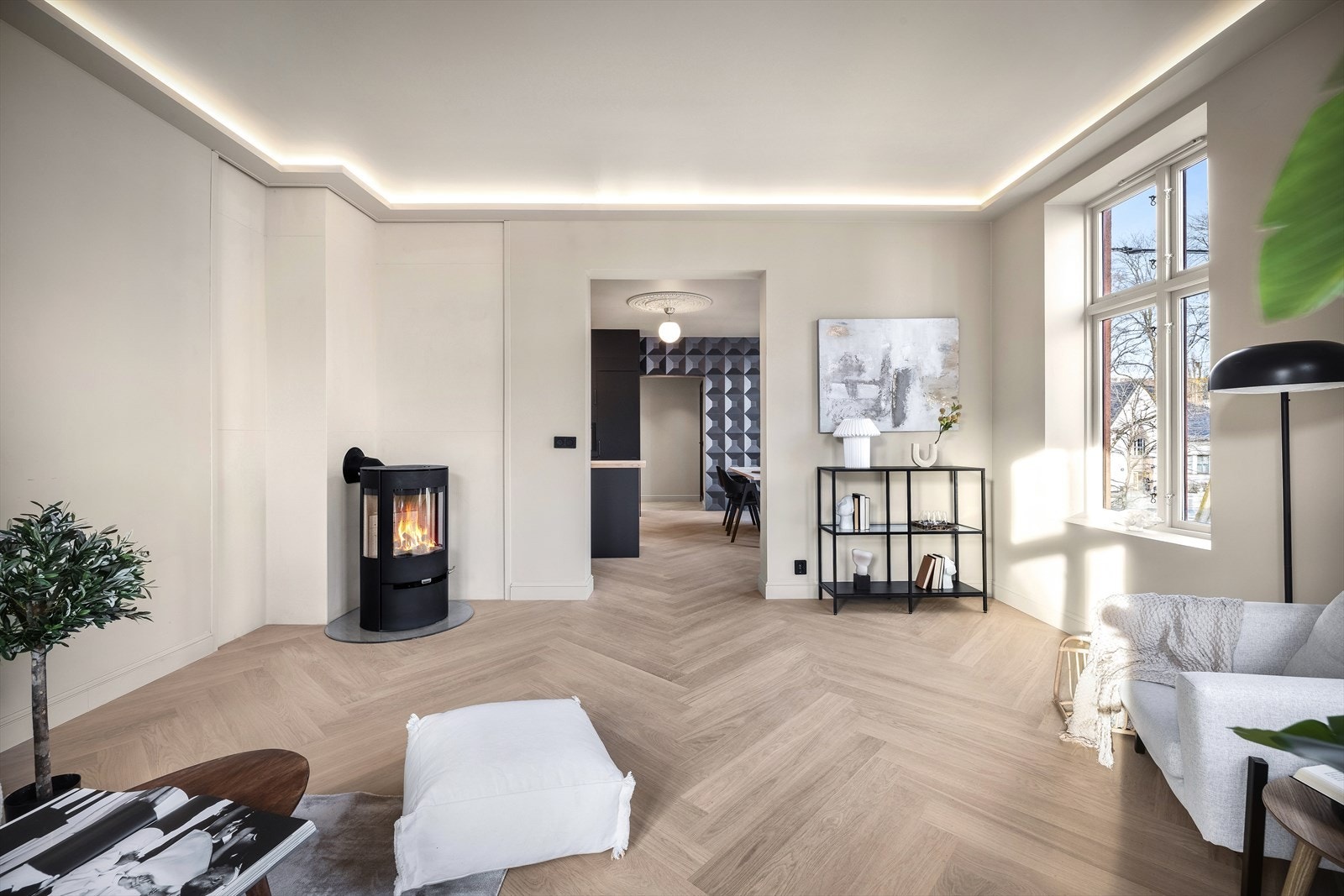 Stuen har indirekte belysning langs listverket i himling. Galleribilde