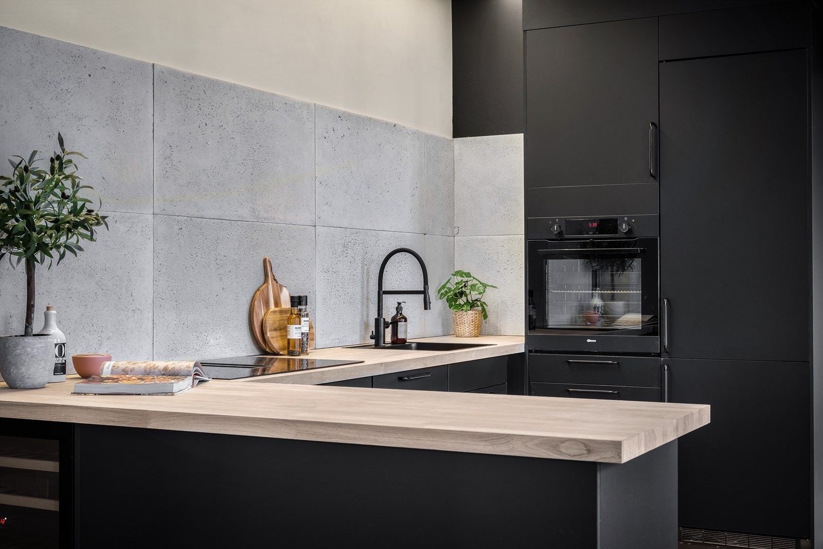 Kjøkkenet har rikelig med skapplass for oppbevaring samt stor benkeplate som skaper gode arbeidssoner. Galleribilde