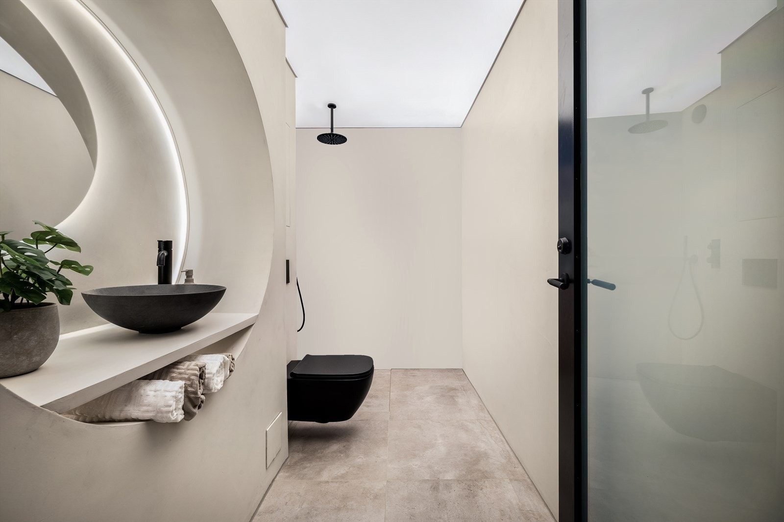 Badet har regnfallsdusj fra Tapwell. Galleribilde