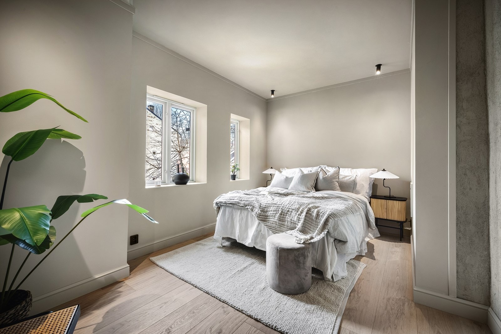 Hovedsoverom vender mot stille bakgård. Det foreligger også rammetillatelse for bygging av vestvendt balkong. Galleribilde