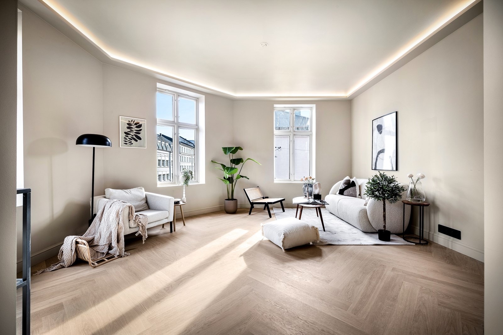 Stuen har tre store vinduer som gir rikelig med naturlig sollys. Galleribilde