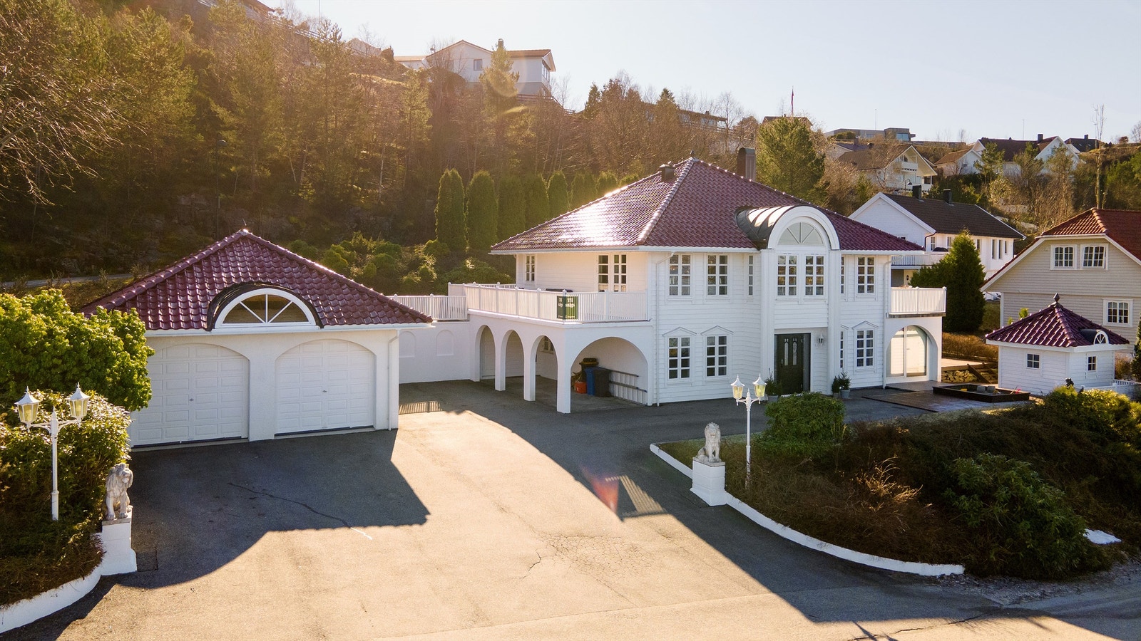 Frittstående dobbel garasje, lekestue og vinterhage. Galleribilde