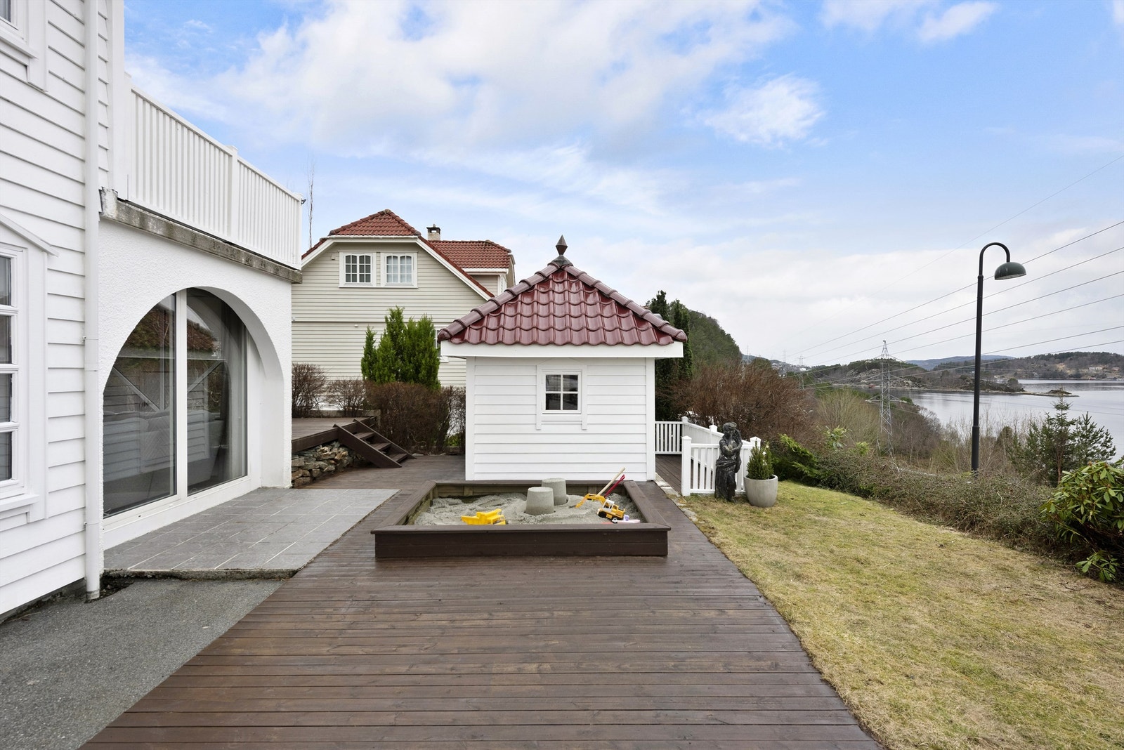 Frittstående lekestue. Innsiden er oppmålt til ca 5 m2. Galleribilde