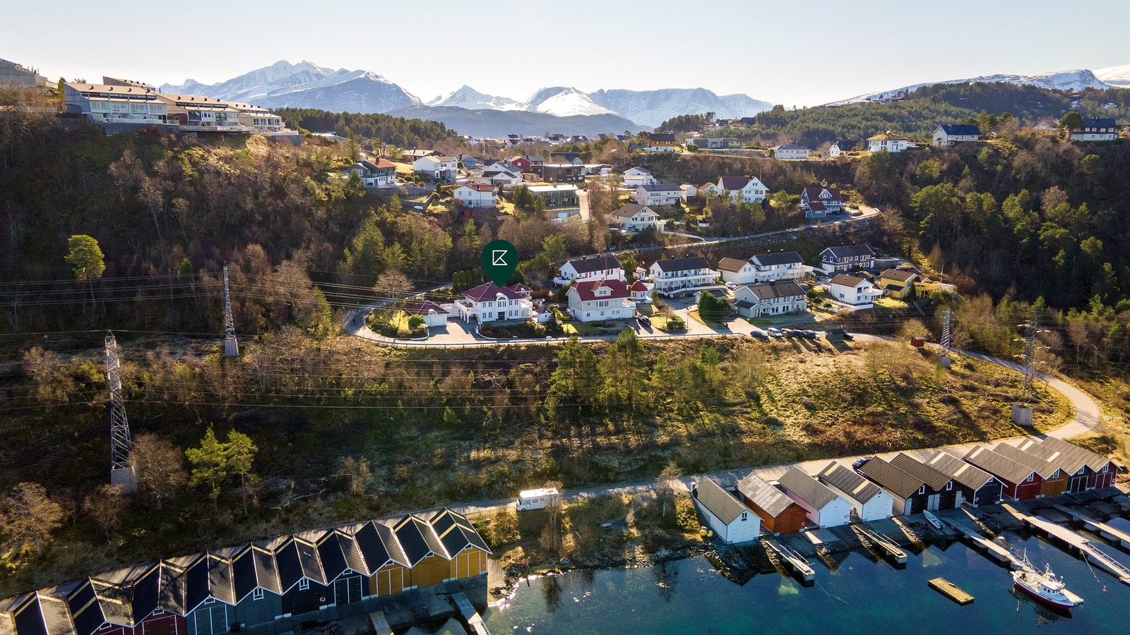 Til Ålesund sentrum med et rikholdige service- og kulturtilbud er det kun 10 minutters kjøring. Galleribilde