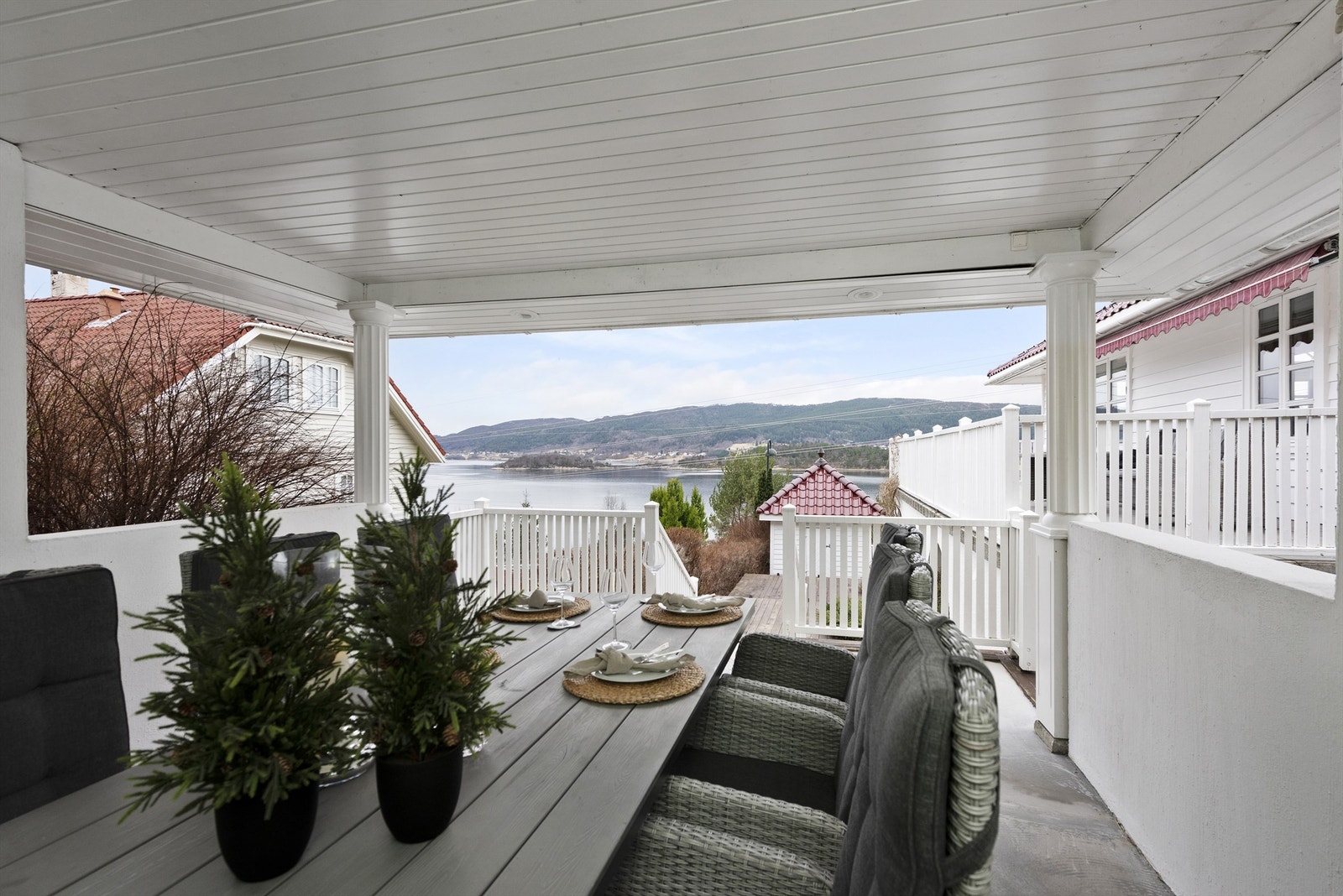 Frittstående vinterhage. Innsiden er oppmålt til ca 18 m2. Galleribilde