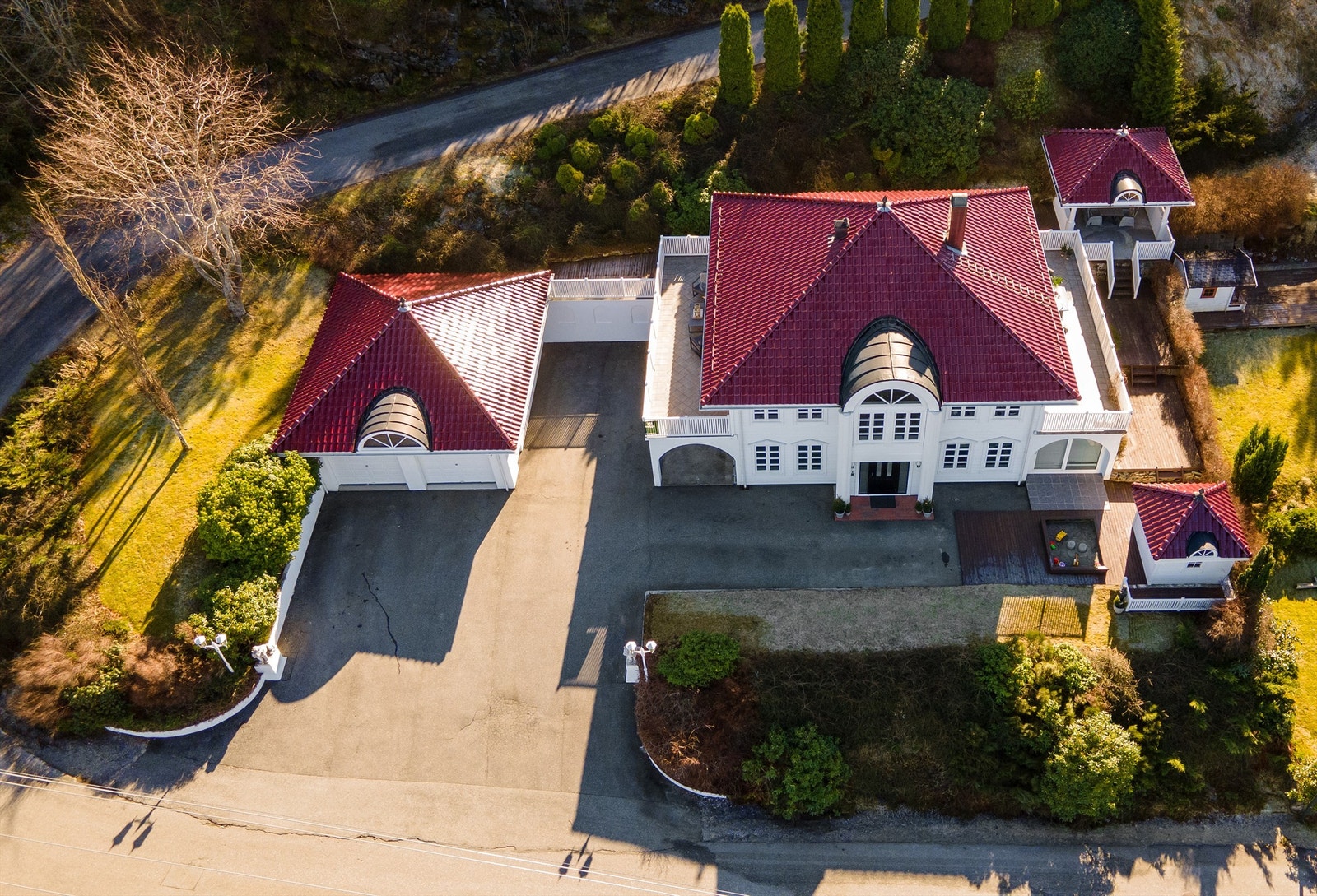 Fra eiendommen er det gangavstand til Lerstad barneskole, barnehage og flott turterreng blant annet ved sjøen. Galleribilde