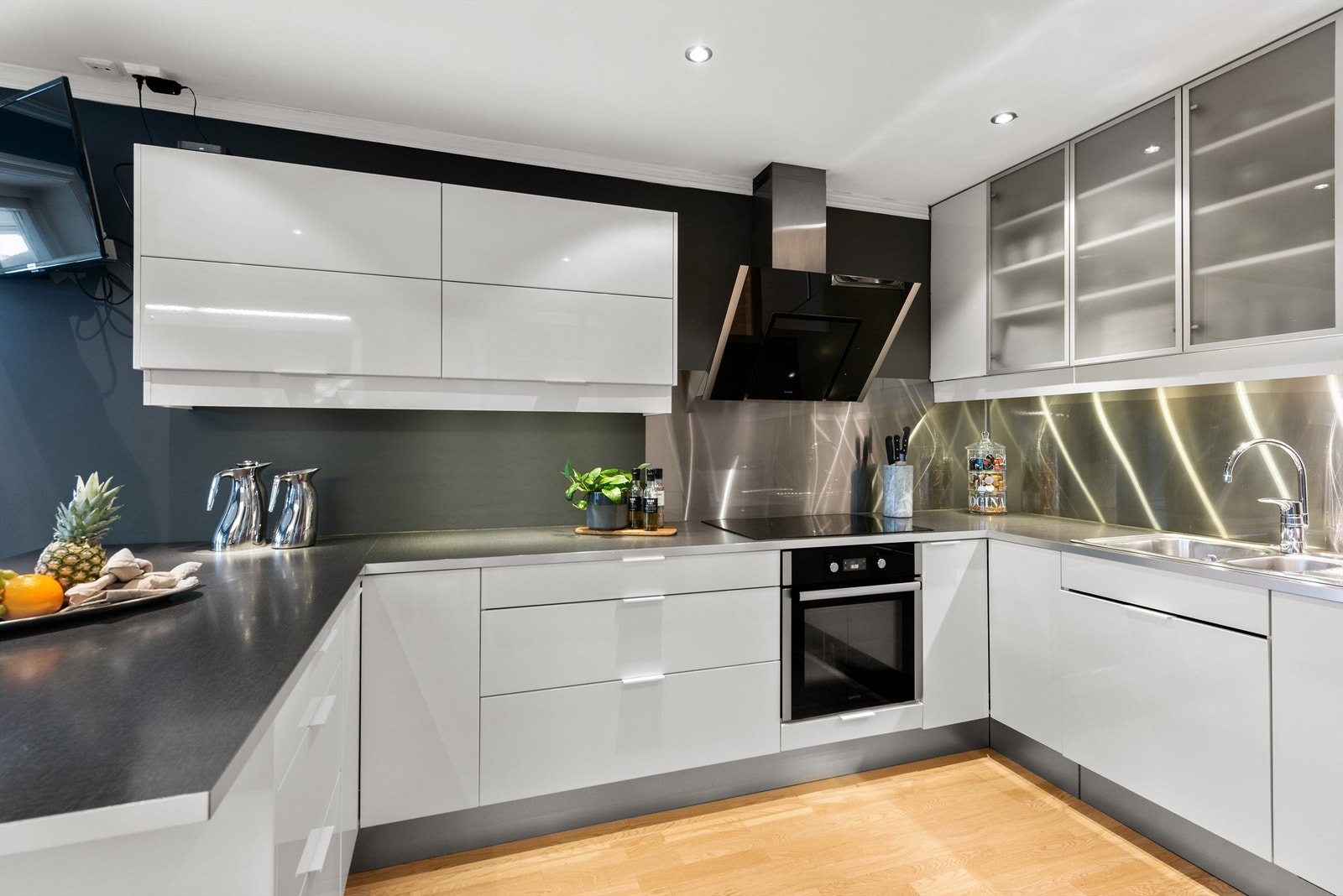 Kjøkkenet inneholder integrert stekeovn, platetopp og oppvaskmaskin, frittstående kjøleskap og fryser. Galleribilde