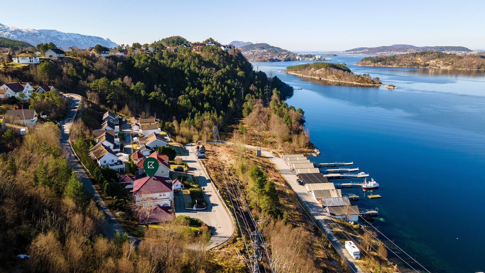 Til Moa-området med alle sine kjøpesentre, butikker, spisesteder, svømmehall etc. er det kun 5 minutter med bil. Galleribilde