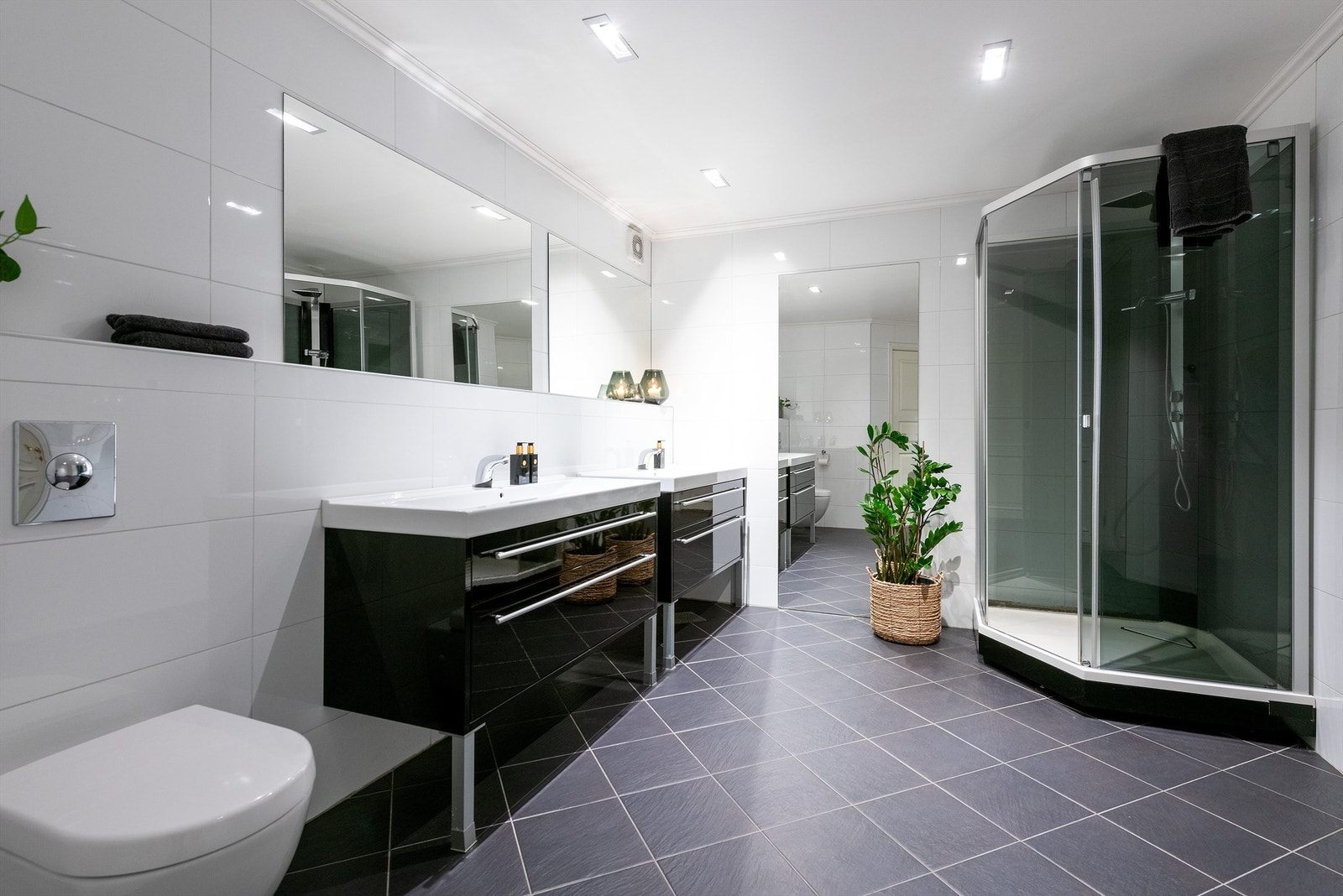 Tidløst baderom fra byggeår med oppgraderinger utført i ca 2008. Galleribilde