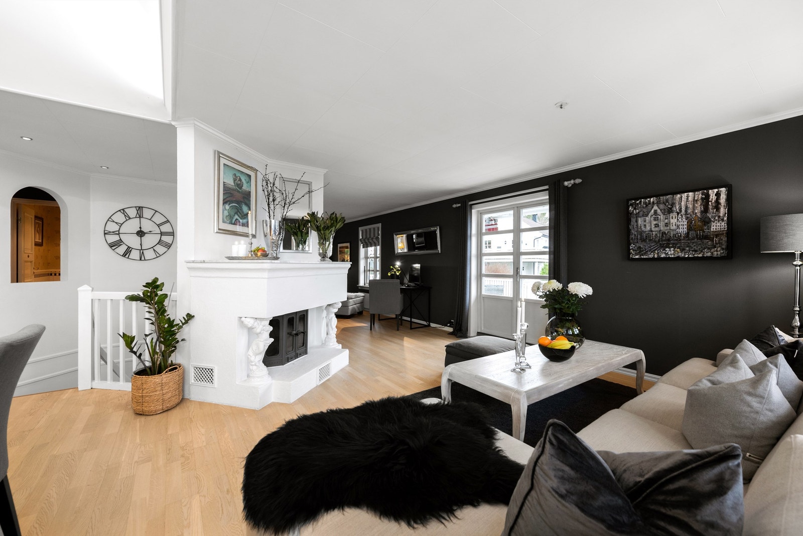 Utgang fra stue til vestvendt terrasse på ca 30 m2. Galleribilde