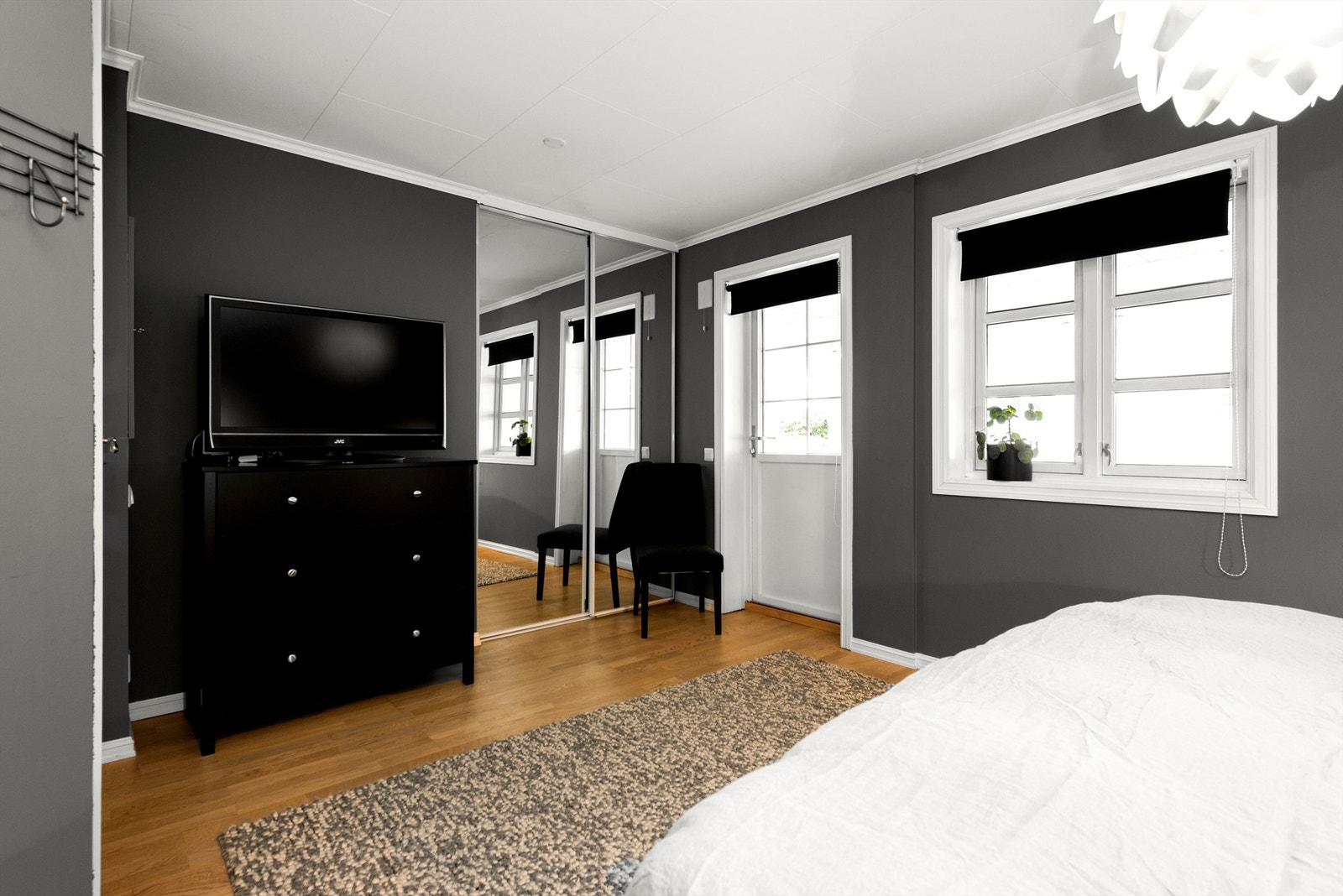 Hovedsoverom. Boligen har totalt 4 romslige soverom hvor alle ligger i underetasje. Galleribilde