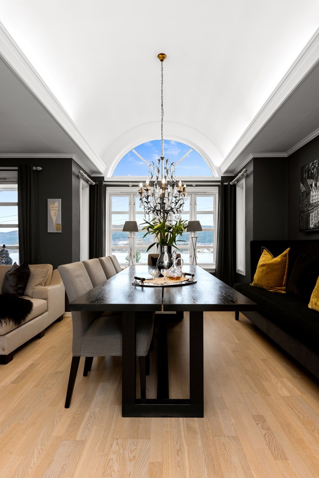 Legg merke til buet vindu som gir boligen et flott særpreg Galleribilde