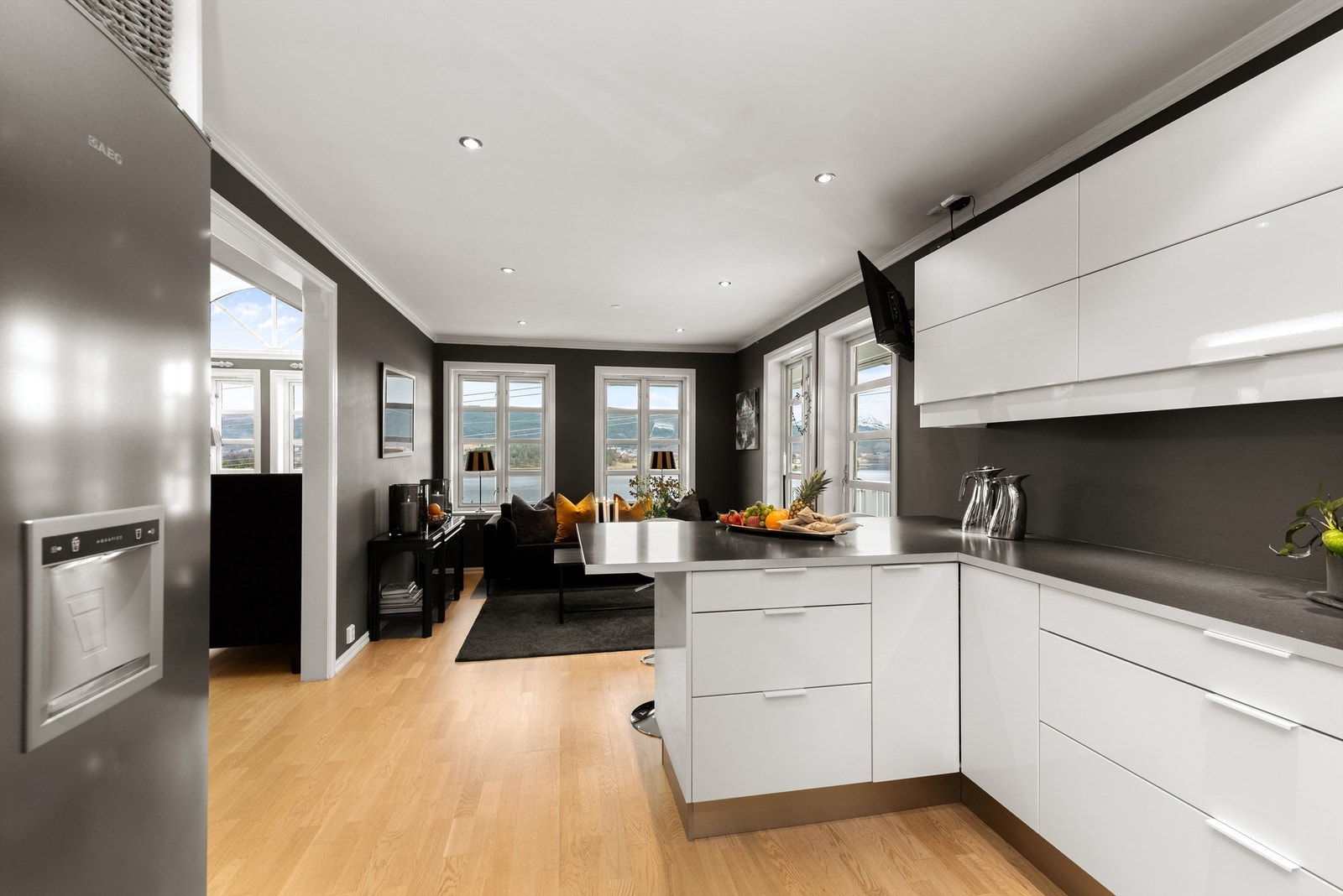 I tillegg har rommet god plass til spisebord eller annet møblering ved vindu. Utgang til østvendt terrasse. Galleribilde