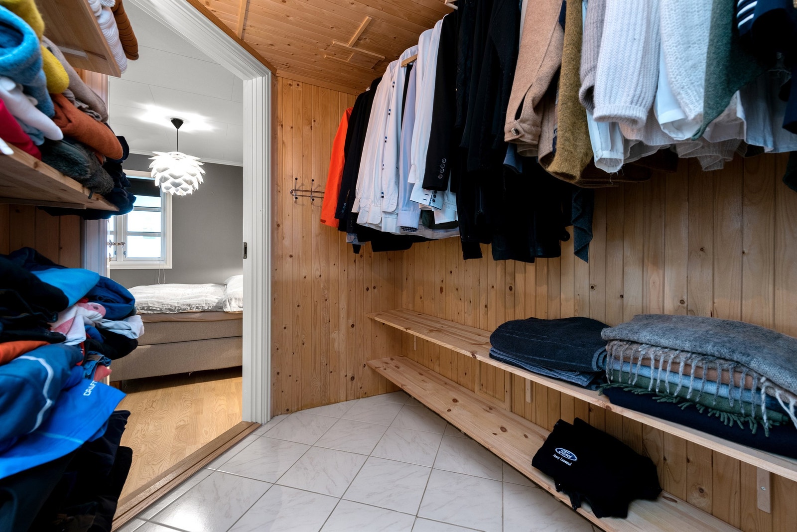 Garderoberom tilknyttet hovedsoverom. Galleribilde