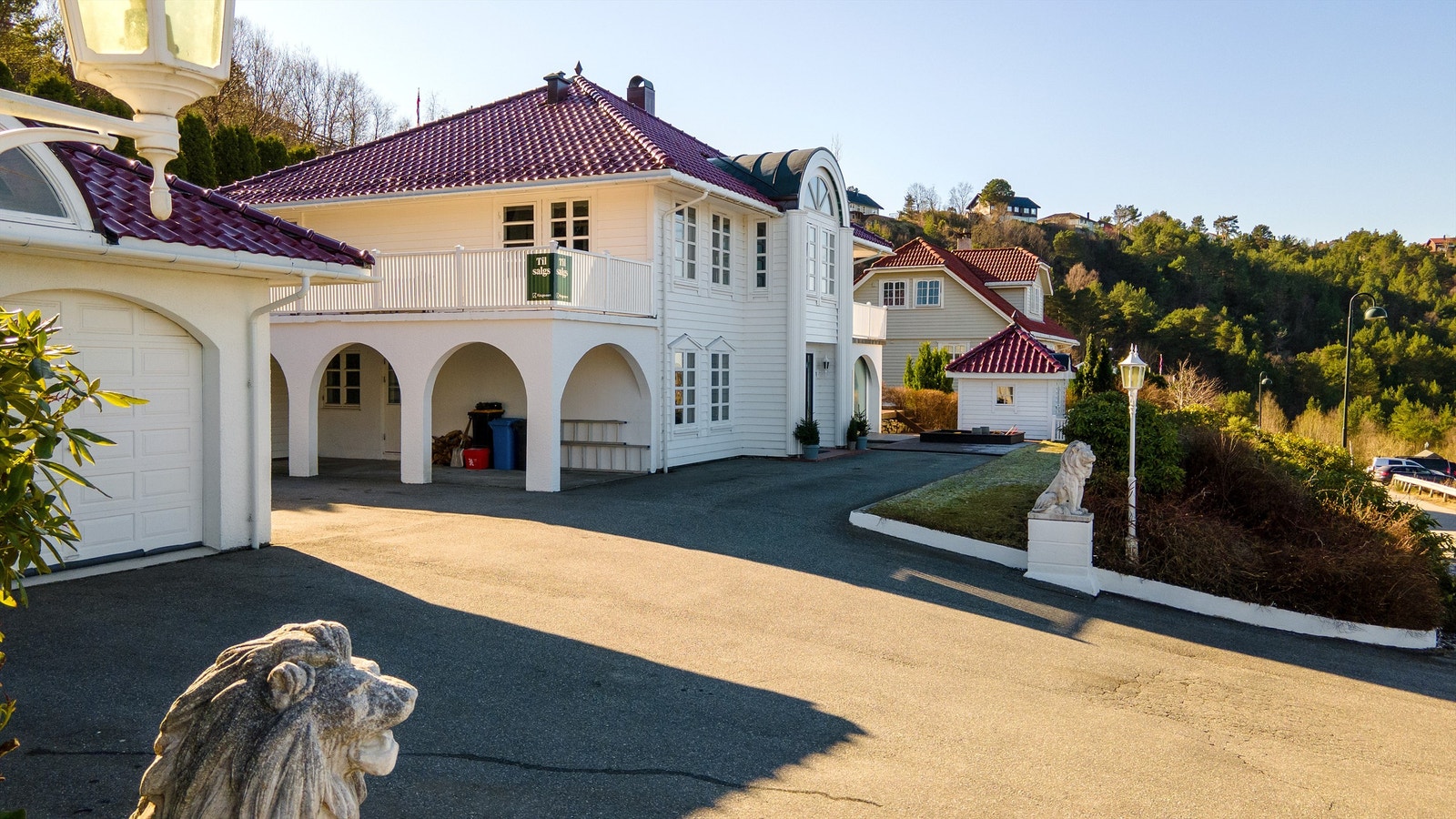 Stor oppkjørsel med god plass til parkering. Galleribilde