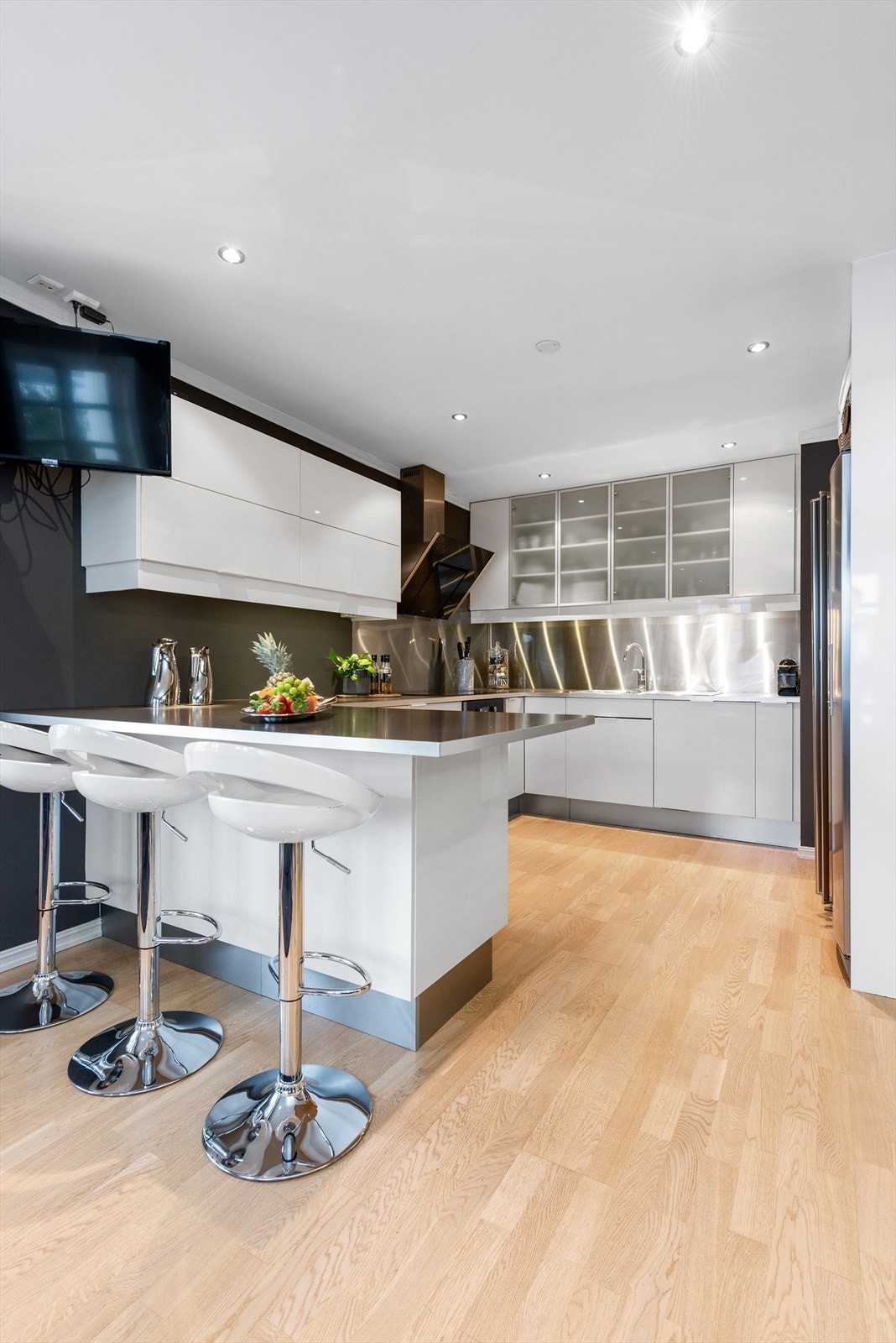 Kjøkkenet har en praktisk utforming med muligheter for sitteplasser ved halvøya. Galleribilde