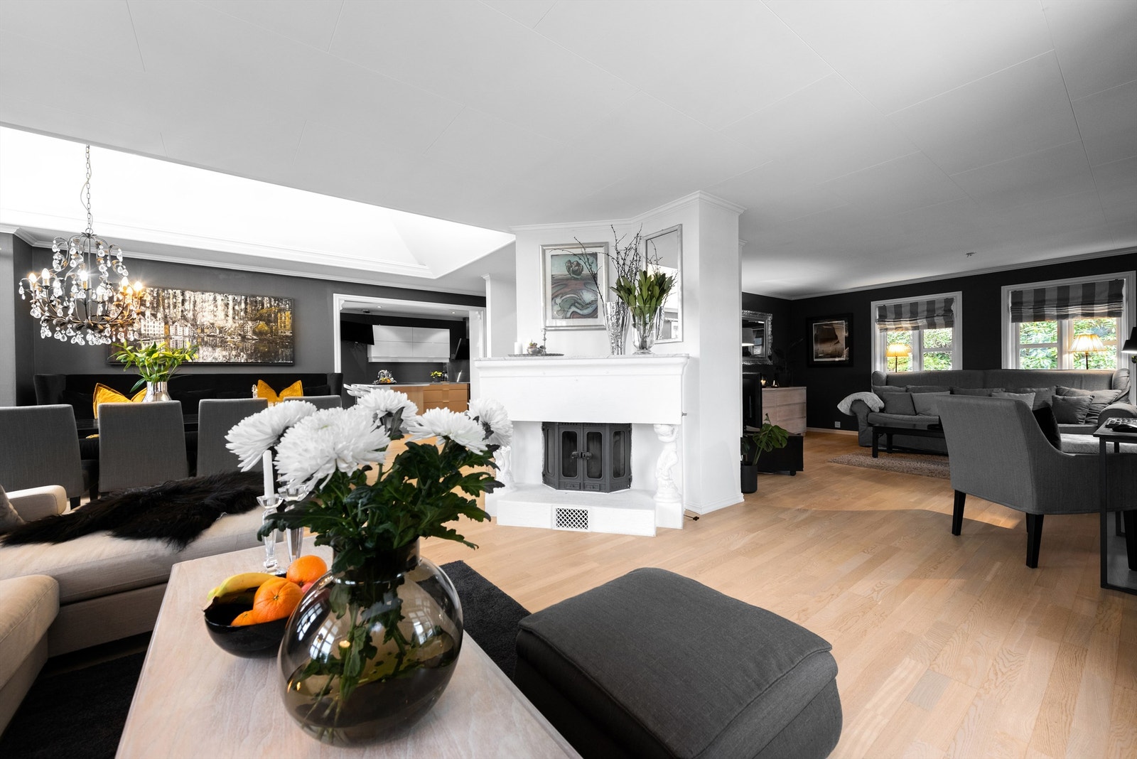 Stuen oppvarmes ved hjelp av peis. I tillegg har boligen en varmepumpe i underetasjen. Galleribilde