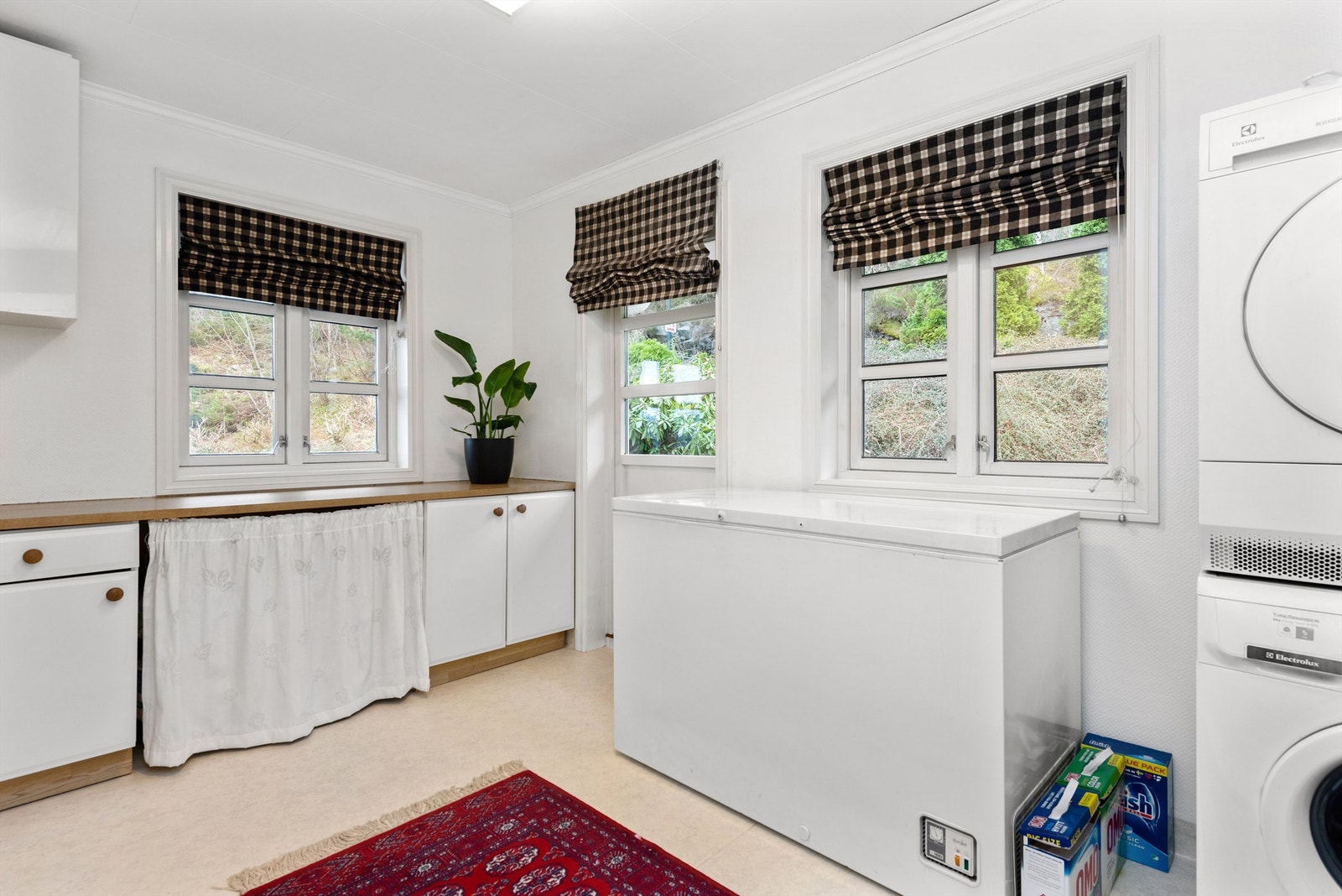 Vaskerom i hovedetasjen med utgang til sørvendt markterrasse på ca 58 kvm. I tillegg er det adkomst til kaldloft med gode oppbevaringsmuligheter. Galleribilde