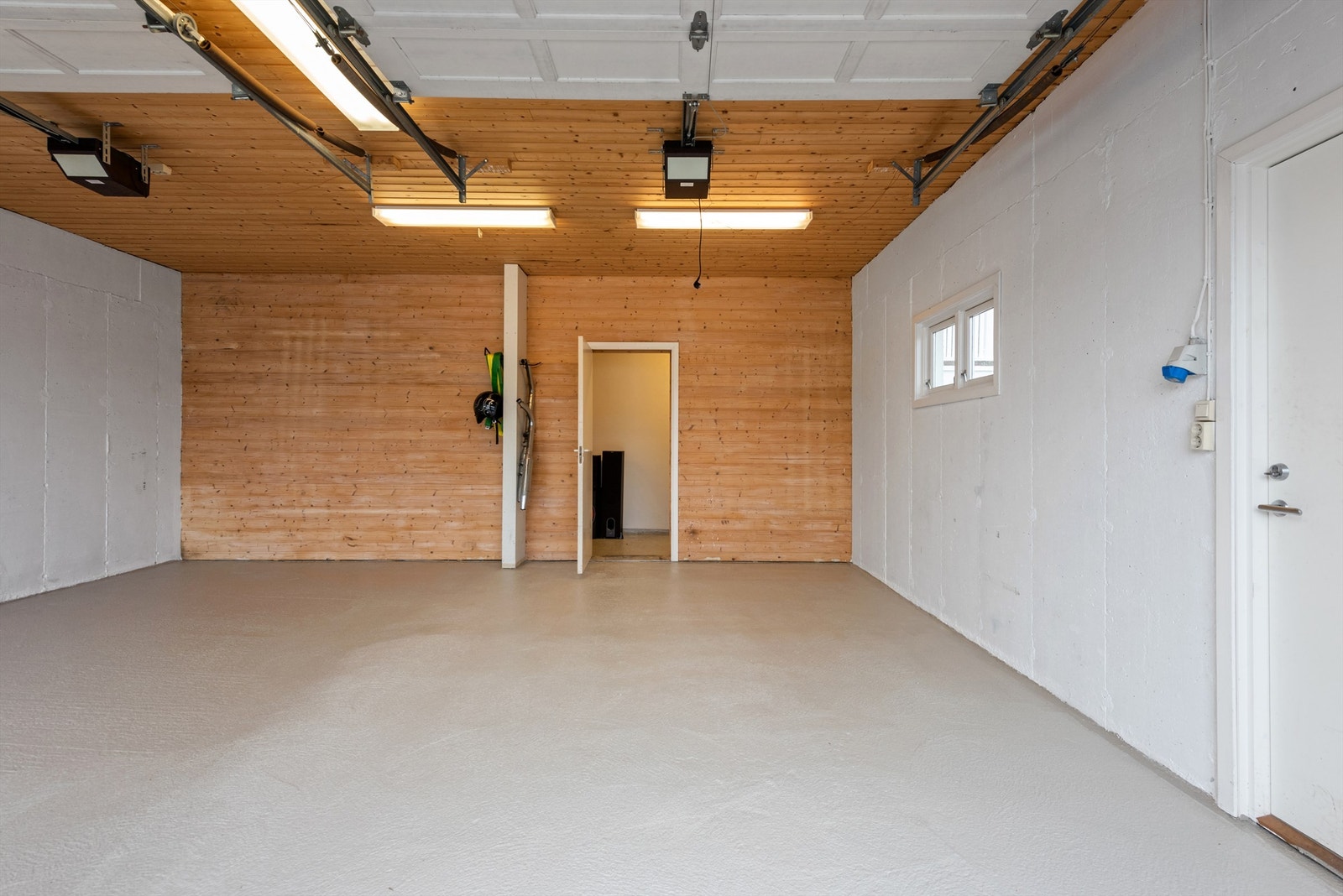 Innsiden av garasjen er oppmålt til ca 51 m2. Elektriske porter. Bod i bakkant av garasjen. Galleribilde