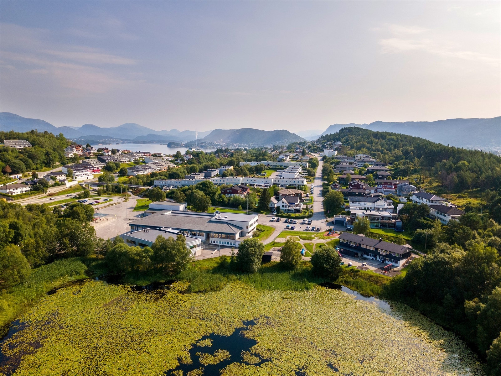 Lerstad Barneskole og Lerstad Barnehage med Lerstadvannet i forkant. Flotte turstier rundt vannet. Galleribilde