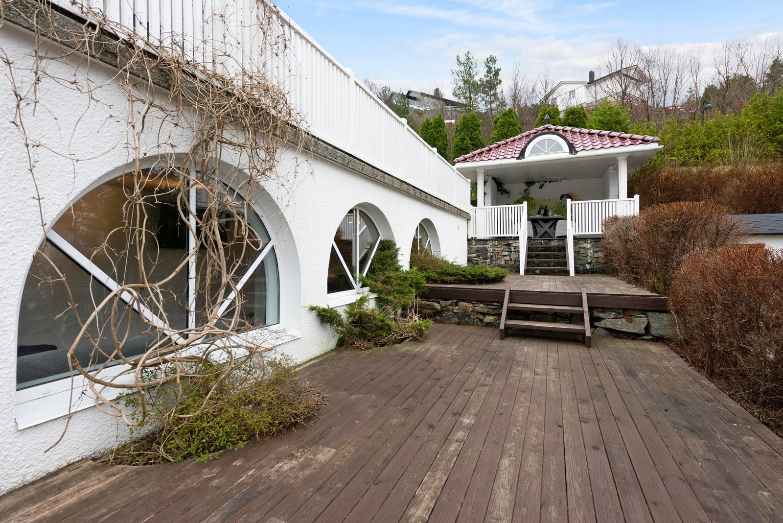 Markterrasser mot vest i nivåer oppmålt til totalt ca 32 kvm. Galleribilde