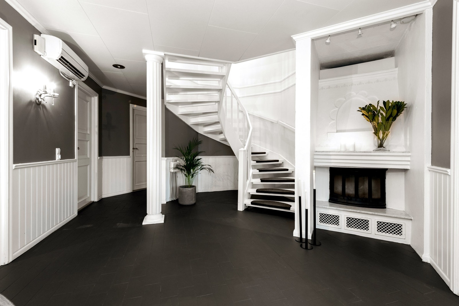 Varmepumpe og peis i hall i underetasjen. Galleribilde