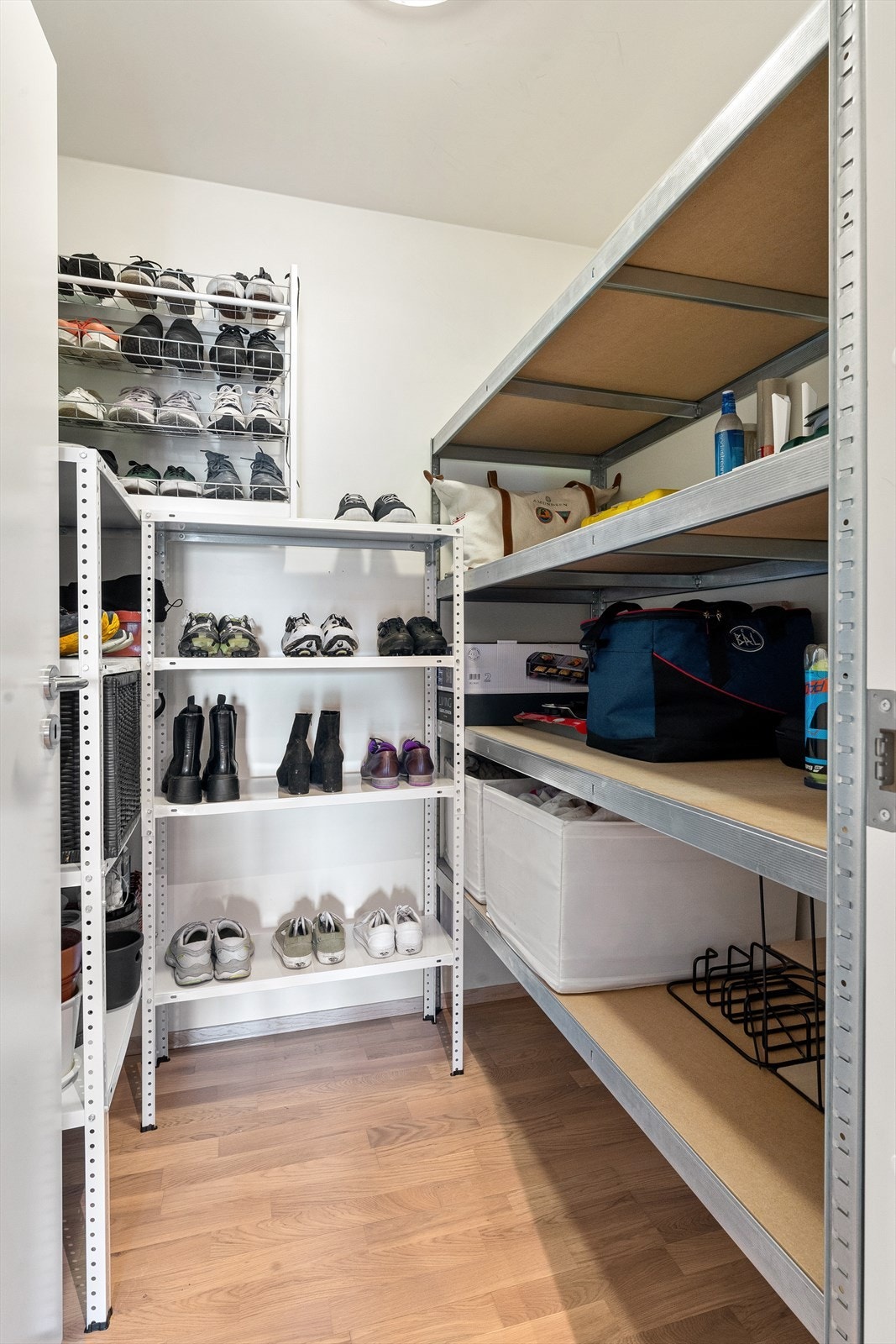 Innvendig bod gir masse ekstra lagringsplass. Kan også brukes som garderobe. Galleribilde