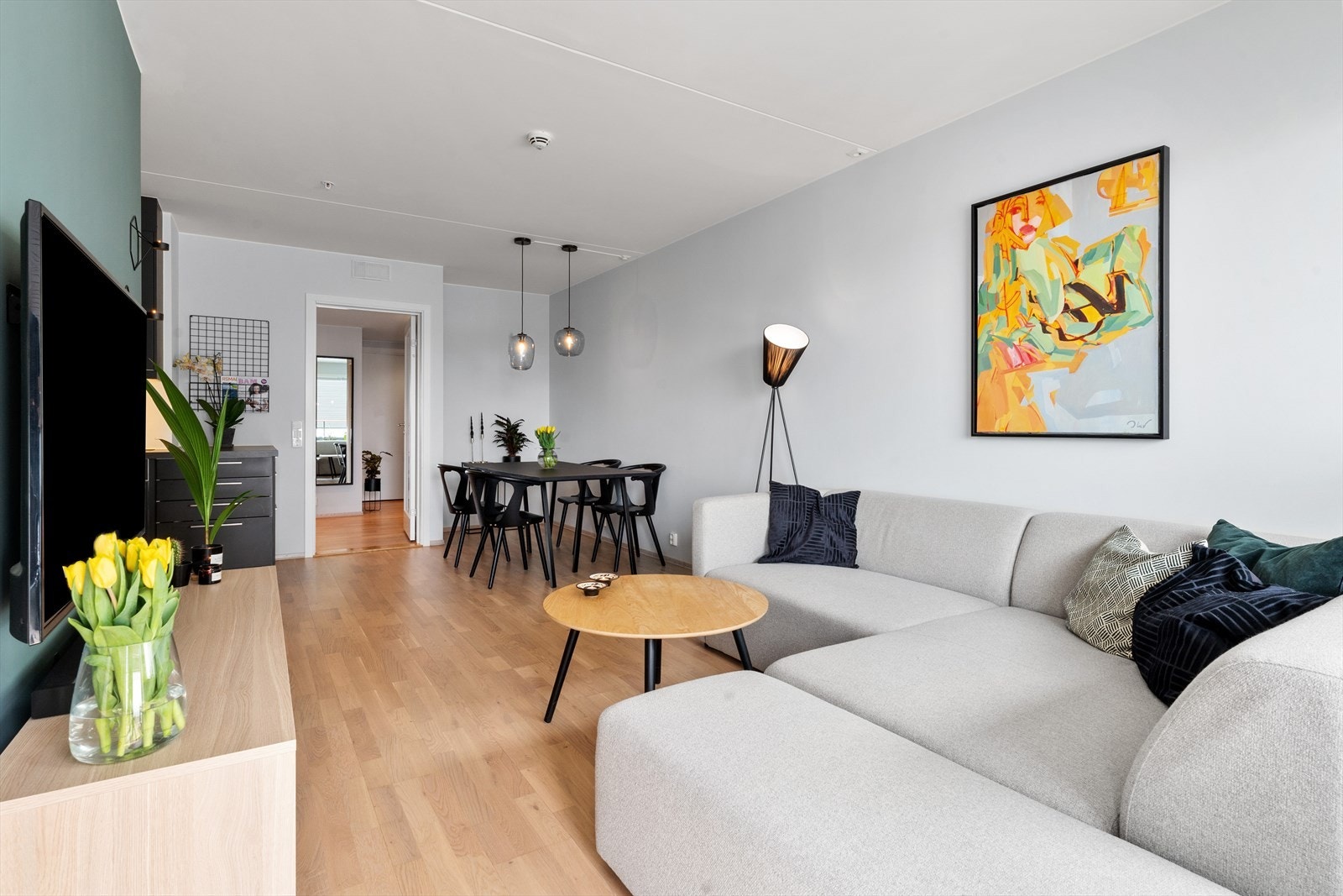 Planløsningen gjør det enkelt å møblere, med naturlig kjøkken/stue. Galleribilde
